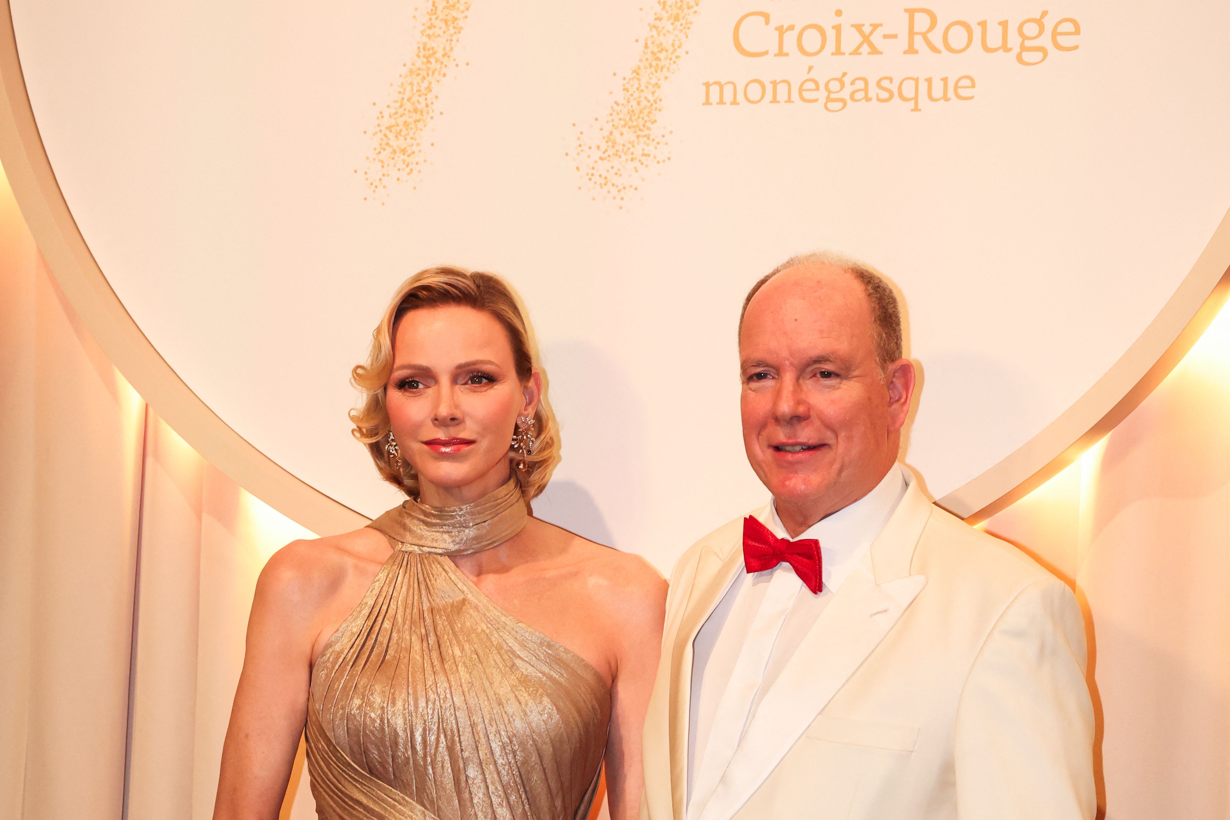 Fürst Albert II. von Monaco und Fürstin Charlène treffen zur 77. Rotkreuz-Gala („Bal de la Croix Rouge“) in Monaco ein.