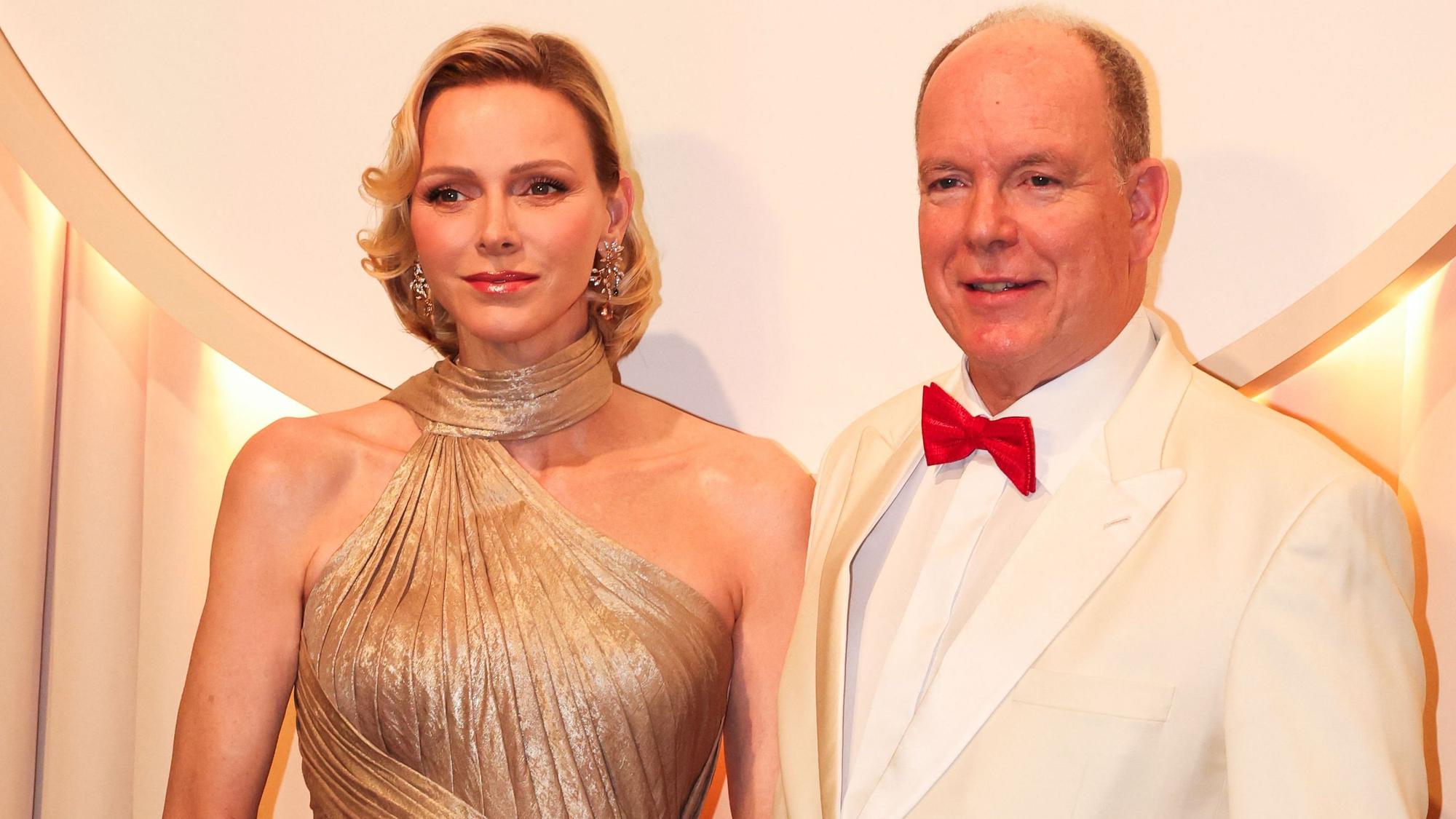 Fürst Albert II. von Monaco und Fürstin Charlène treffen zur 77. Rotkreuz-Gala („Bal de la Croix Rouge“) in Monaco ein.