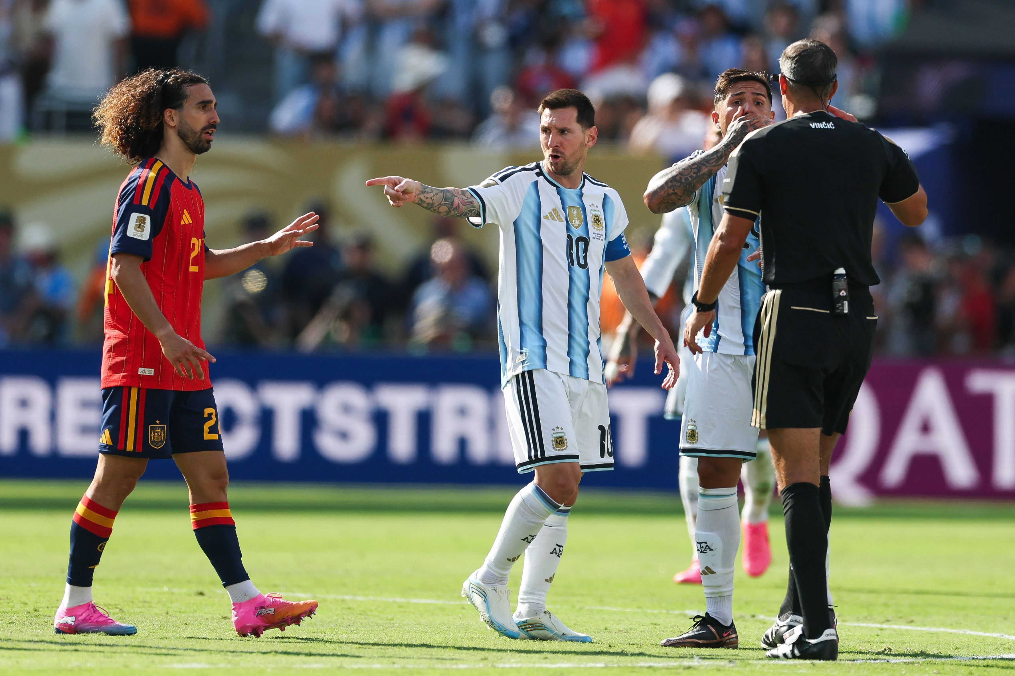 Der argentinische Superstar Messi versucht, Cucurella per Hand-vor-den-Mund-Geste vom Platz zu bekommen.