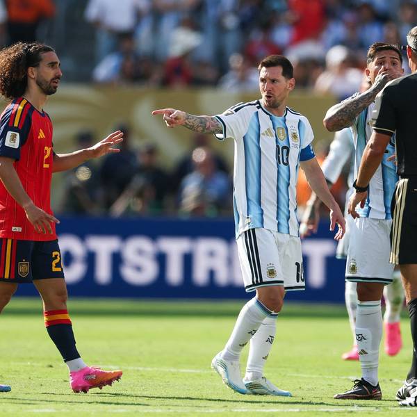 Der argentinische Superstar Messi versucht, Cucurella per Hand-vor-den-Mund-Geste vom Platz zu bekommen.