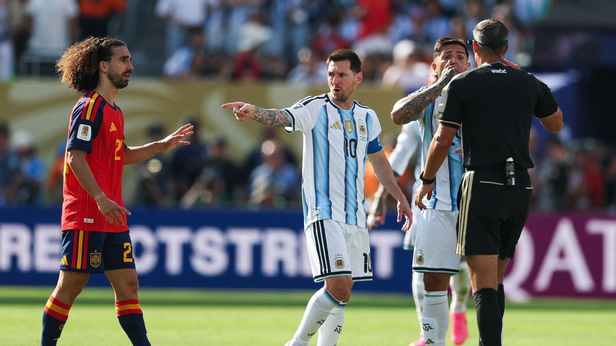 Der argentinische Superstar Messi versucht, Cucurella per Hand-vor-den-Mund-Geste vom Platz zu bekommen.