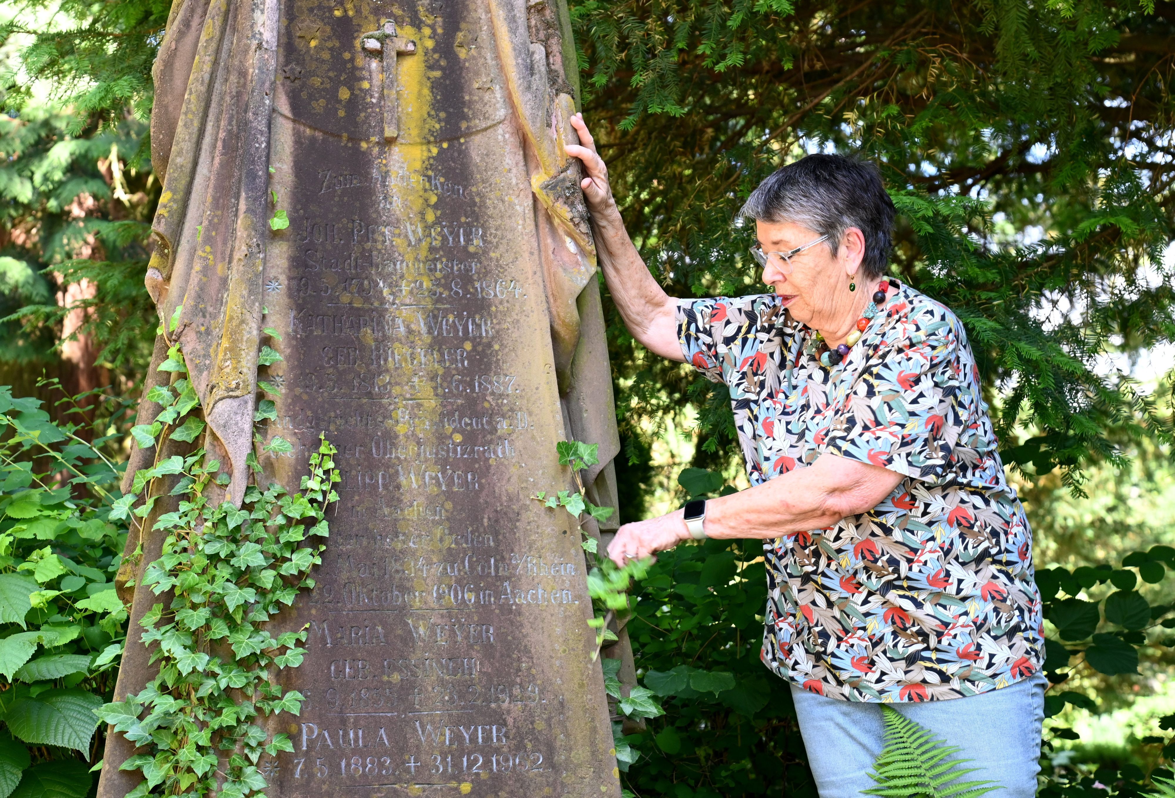 17.06.2026 Köln. Serie „Auf den Punkt“ mit Barbara Schock-Werner. Die Kölner Ehrengräber auf Melaten sind in miserablem Zustand. Foto: Alexander Schwaiger