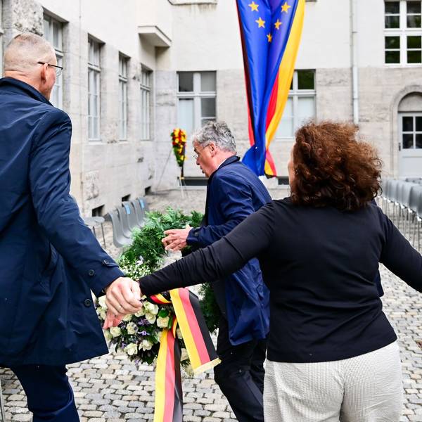 Tobias Korenke (M.), Großneffe von Dietrich und Klaus Bonhoeffers und Enkel von Rüdiger Schleicher, entfernt während einer Gedenkveranstaltung der Bundesregierung im Ehrenhof des Bendlerblocks anlässlich des Nationalen Gedenktags an den Widerstand gegen die nationalsozialistische Gewaltherrschaft den Kranz der AfD. Der Tag erinnert an das missglückte Attentat auf Adolf Hitler am 20. Juli 1944.