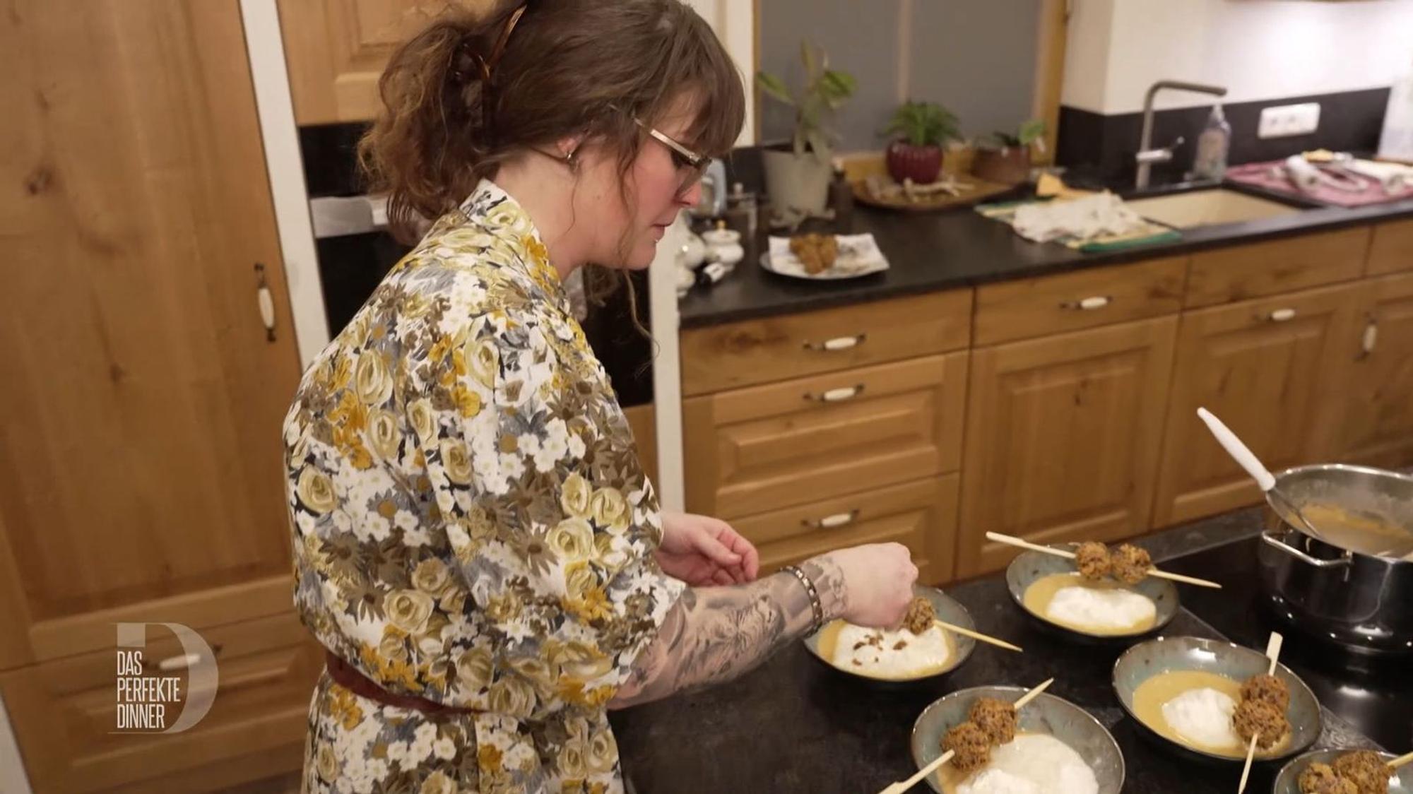 Lena richtet die Vorspeise an: Knoblauchsuppe und Entenpralinen.
(Bild: RTL)