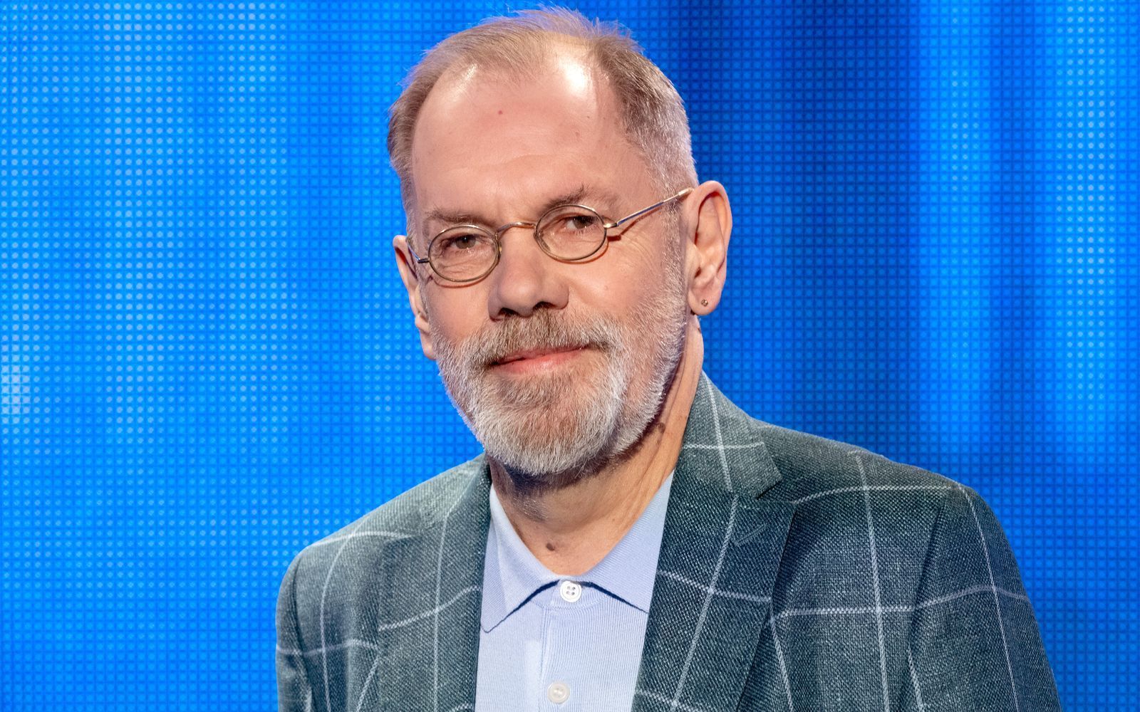 Er war einer der beliebtesten Jäger:  Klaus Otto Nagorsnik starb am 22. April 2024 überraschend im Alter von 68 Jahren. Der gebürtige Münsterländer, der aufgrund seines ehemaligen Berufs auch als „der Bibliothekar“ bekannt war, gehörte seit 2014 fest zum Jäger-Team.
 (Bild: ARD/Uwe Ernst)