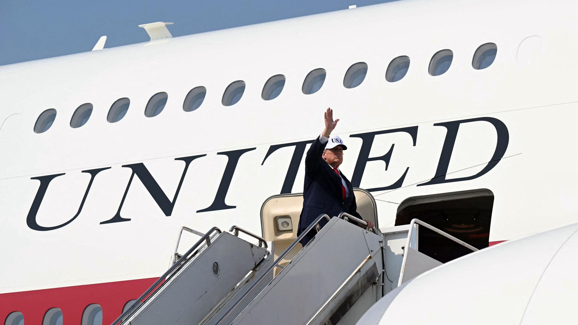 Donald Trump steigt in seine neue Dienstmaschine.