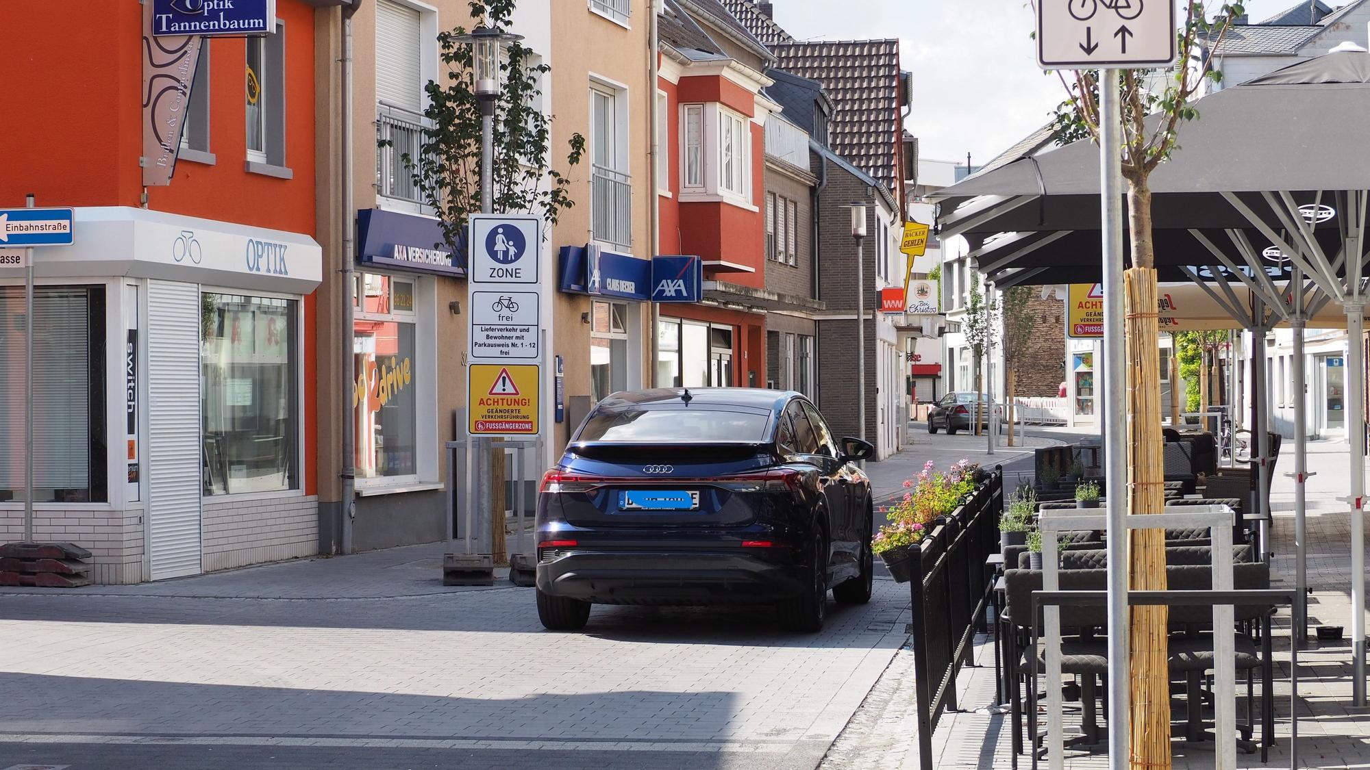 Ein Auto fährt auf der Münsterstraße. Links ist das Schild zu sehen, das auf die Fußgängerzone hinweist und auf die geänderte Verkehrsregelung.
