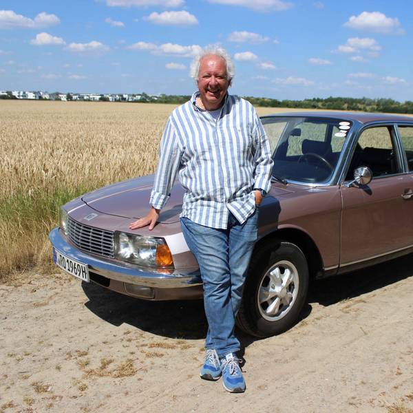 Gereon Schneider steht vor seinem Ro 80.