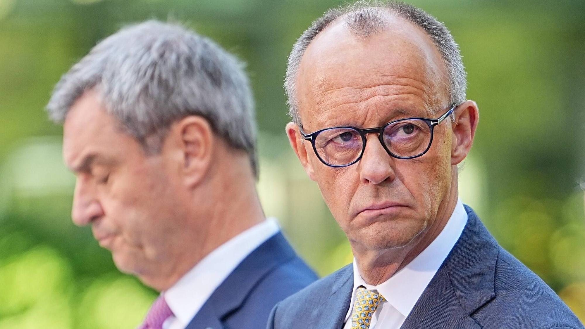 Haben sich für Kanzleramtschef Thorsten Frei als wohl nächsten Unions-Fraktionsvorsitzenden entschieden: Bundeskanzler Friedrich Merz (r.) und Bayerns Ministerpräsident und CSU-Chef Markus Söder.