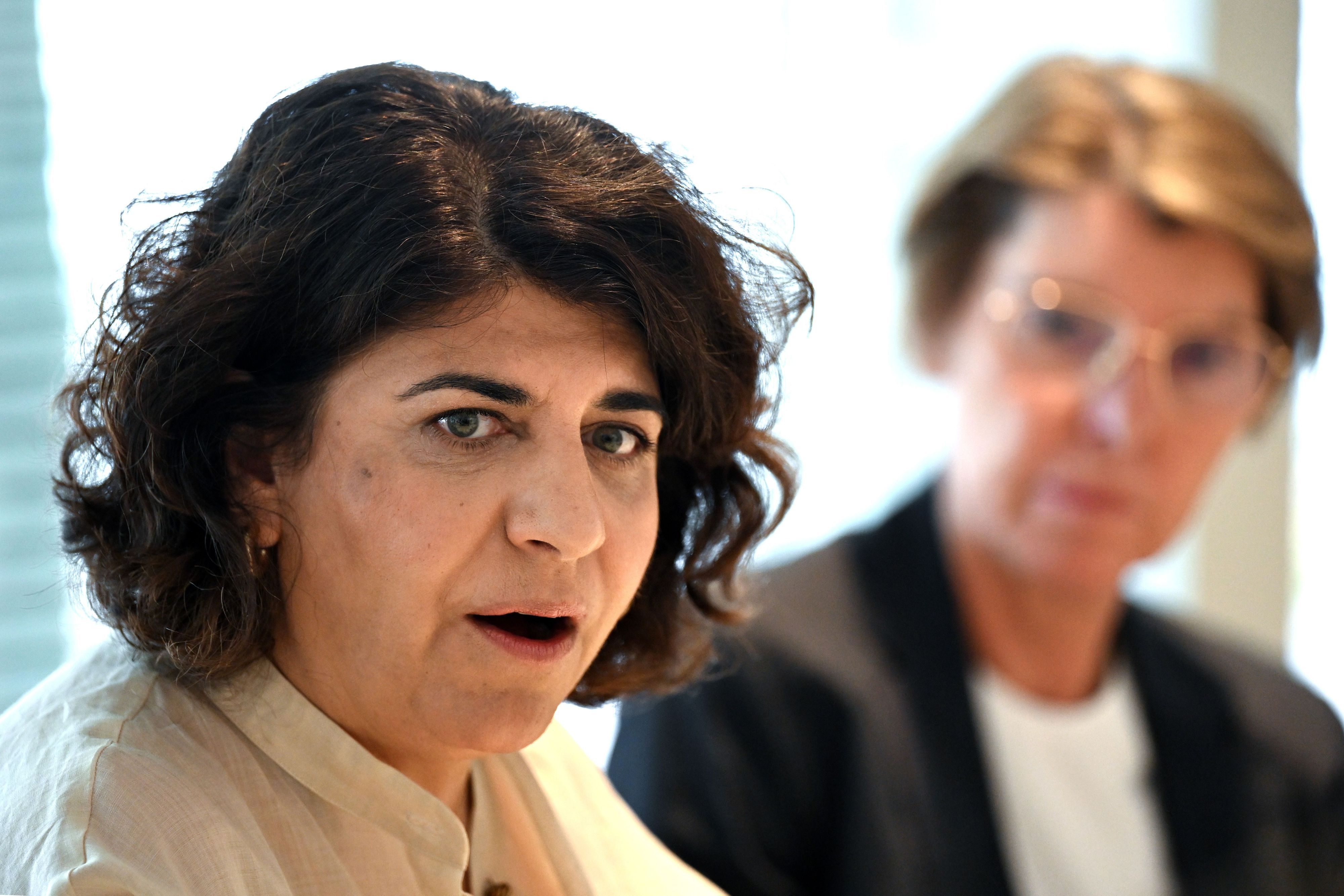 Berivan Aymaz (l, Bündis 90/Die Grünen) und Moderatorin Bettina Böttinger sprechen während einer Pressekonferenz. Die Landtagsfraktion der Grünen lobt Menschenrechtspreis in Nordrhein-Westfalen aus.