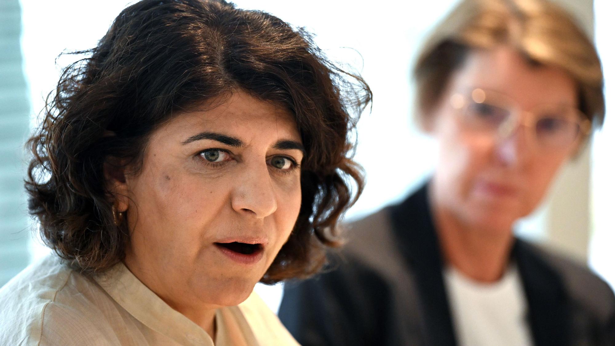 Berivan Aymaz (l, Bündis 90/Die Grünen) und Moderatorin Bettina Böttinger sprechen während einer Pressekonferenz. Die Landtagsfraktion der Grünen lobt Menschenrechtspreis in Nordrhein-Westfalen aus.