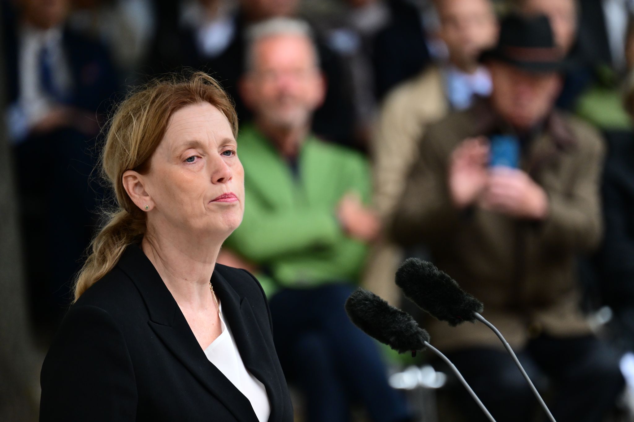 Bundesfamilienministerin Karin Prien (CDU) spricht in ihrer Rede anlässlich des gescheiterten Hitler-Attentats auch über ihre Familiengeschichte. Ihre jüdischen Urgroßmütter wurde im Vernichtungslager Sobibor ermordet.
