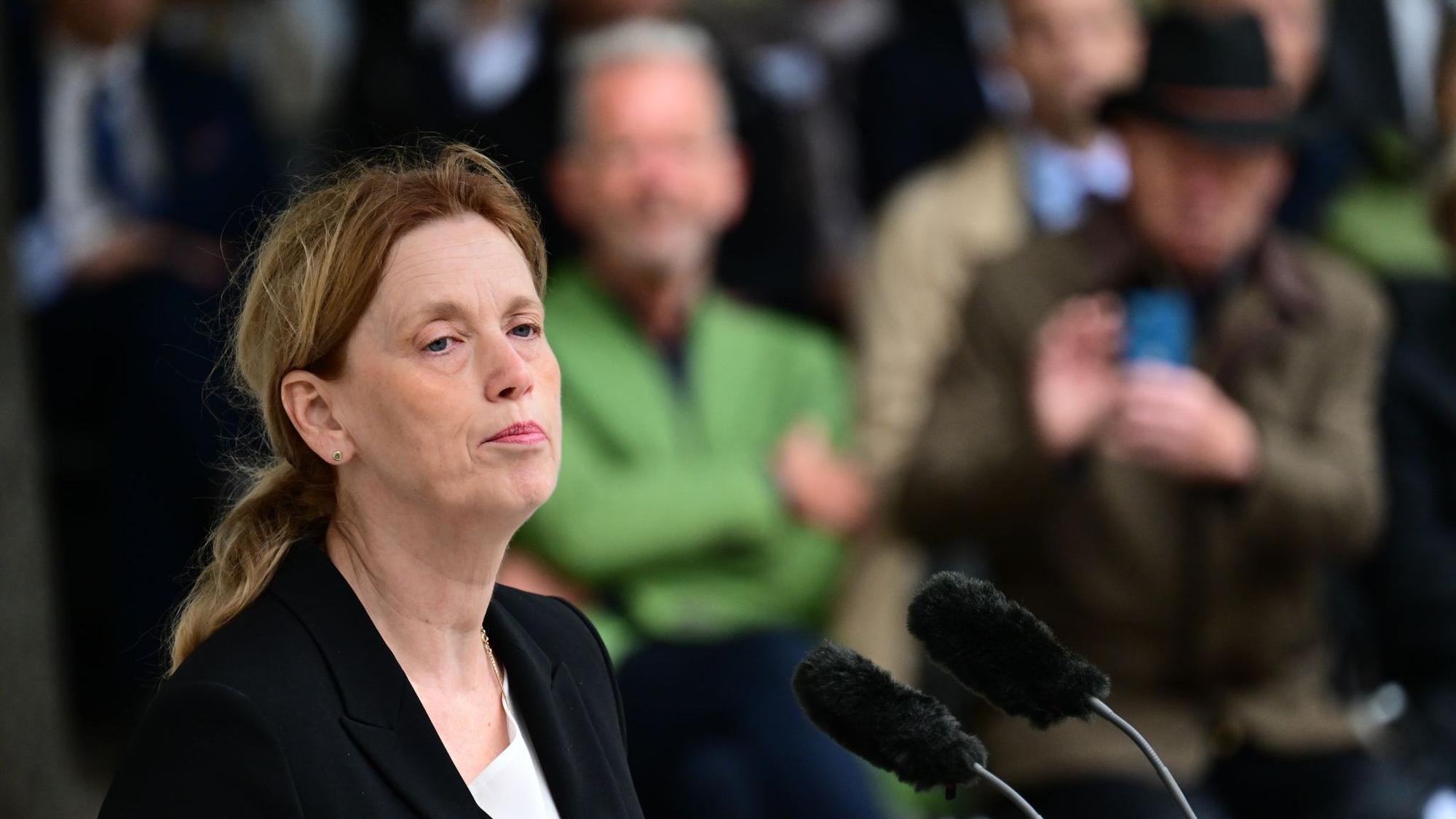 Bundesfamilienministerin Karin Prien (CDU) spricht in ihrer Rede anlässlich des gescheiterten Hitler-Attentats auch über ihre Familiengeschichte. Ihre jüdischen Urgroßmütter wurde im Vernichtungslager Sobibor ermordet.