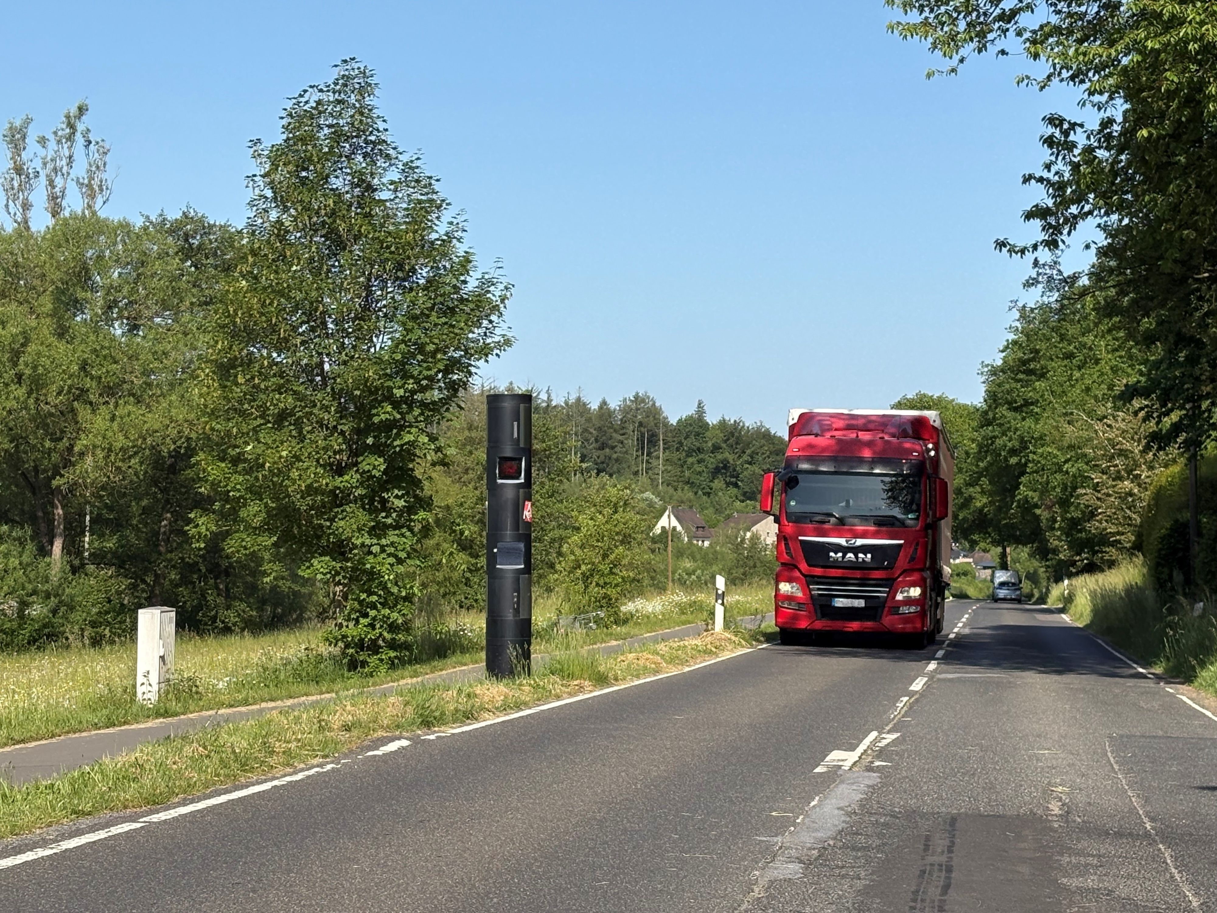 Das Foto zeigt den stationären Blitzer des Oberbergischen Kreises an der L339 in Nümbrecht-Niederbröl.