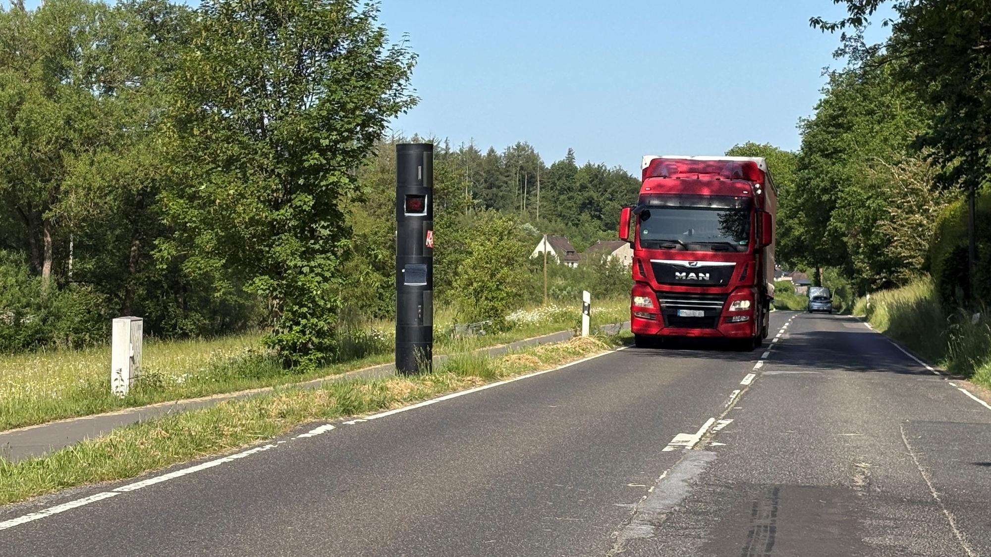 Das Foto zeigt den stationären Blitzer des Oberbergischen Kreises an der L339 in Nümbrecht-Niederbröl.