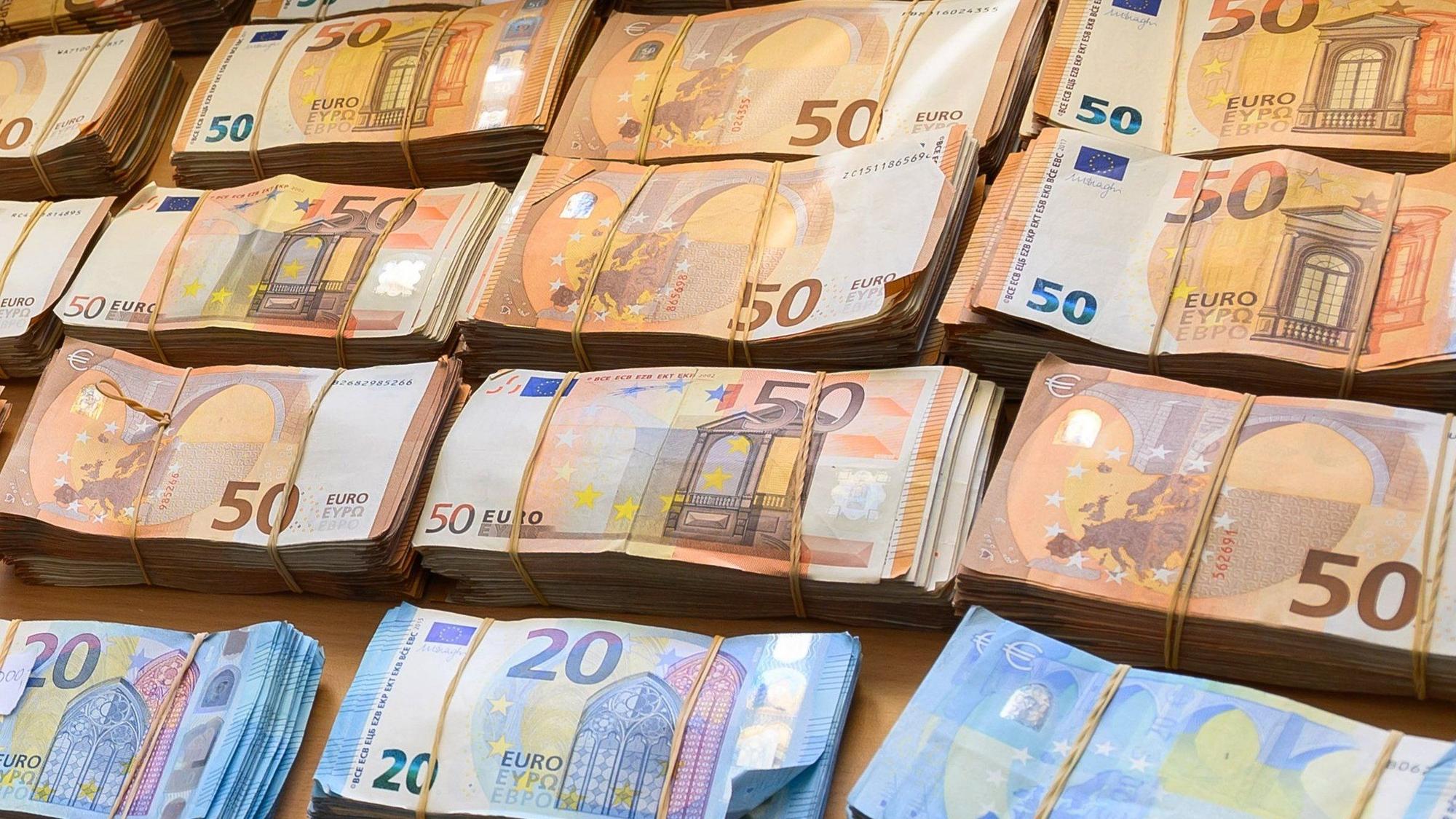 Beschlagnahmte Euro-Banknoten liegen auf einem Tisch. Wegen illegaler Millionentransfers ist jetzt ein Kölner verurteilt worden. (Symbolbild)