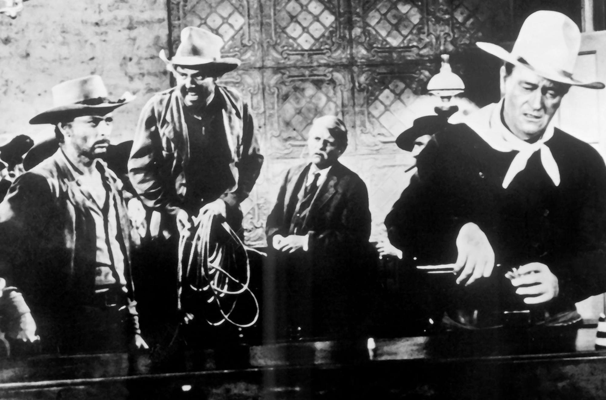 Tom Doniphon (John Wayne, rechts) ist weit und breit der einzige Mann, der es mit Liberty Valance und seinem Schergen Reese (Lee Van Cleef, links) aufnehmen kann. (Bild: Paramount Pictures Corporation / All rights reserved)