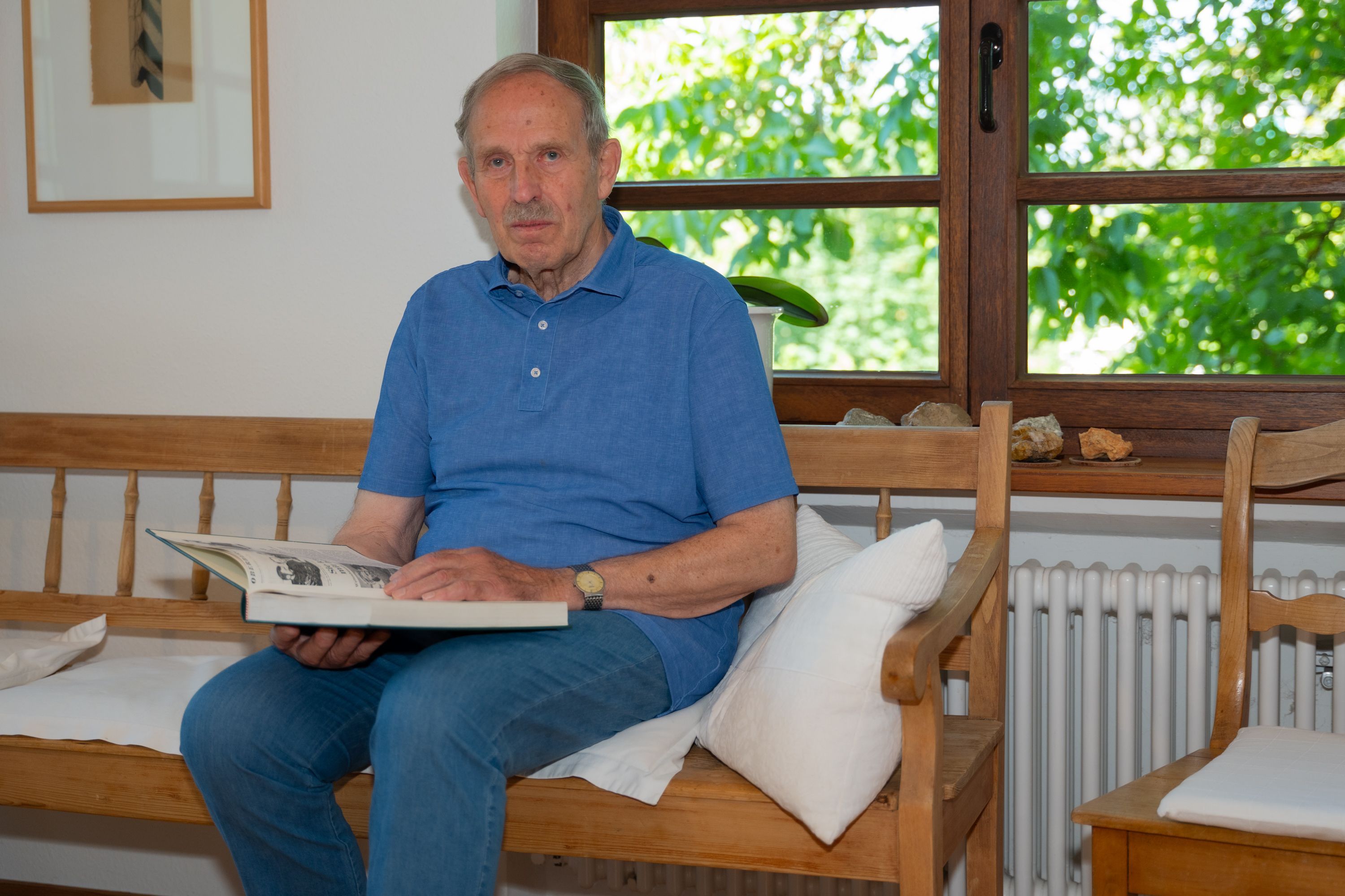 Ein Mann blättert in einem Buch.