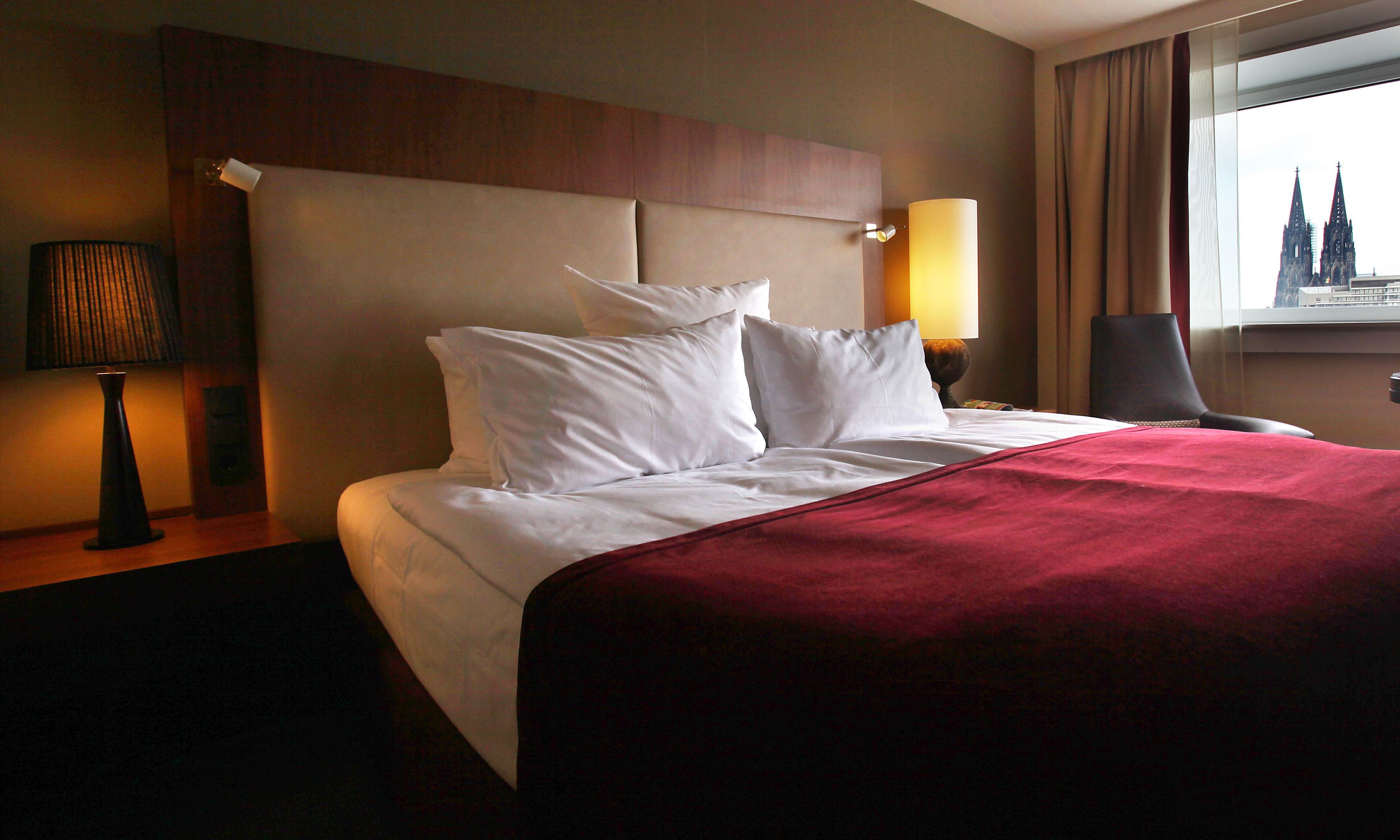 Ein zugedecktes Doppelbett in einem Hotel.