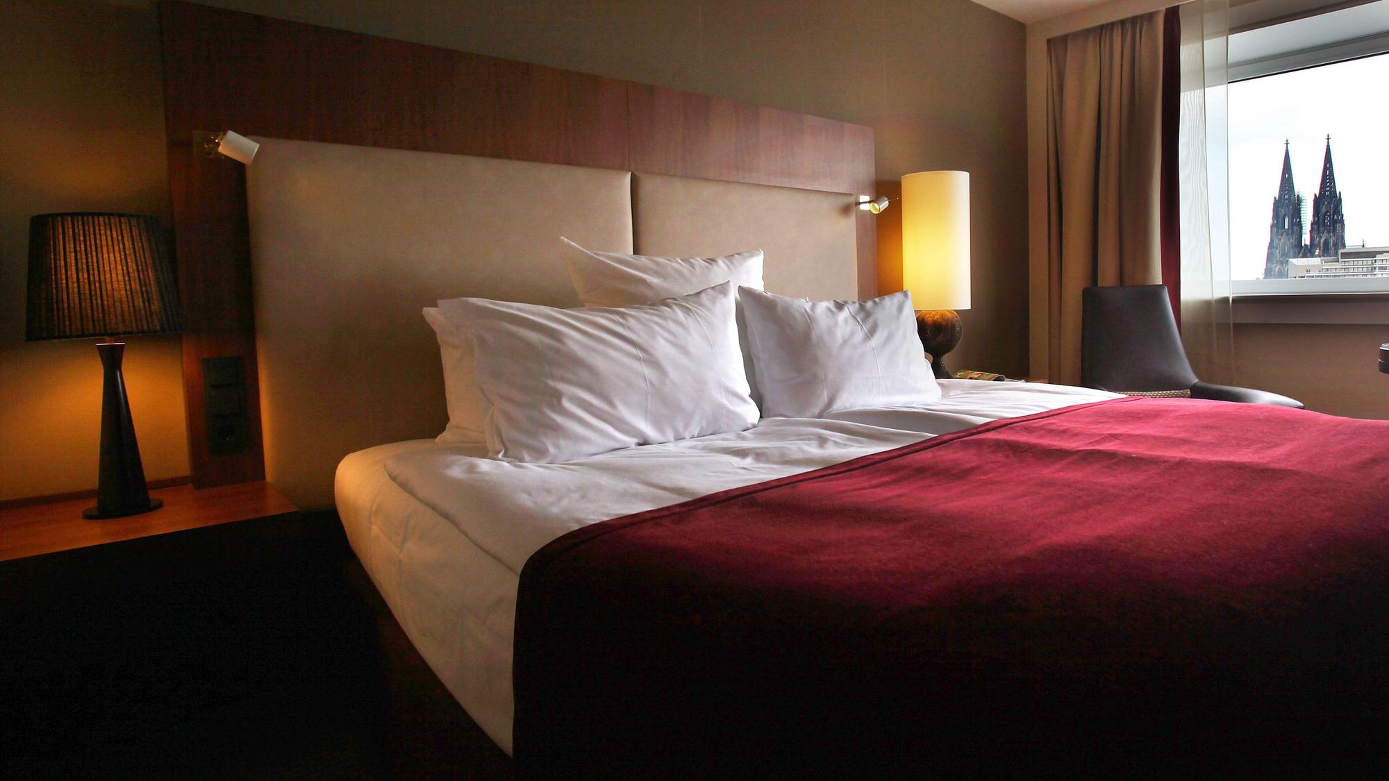 Ein zugedecktes Doppelbett in einem Hotel.