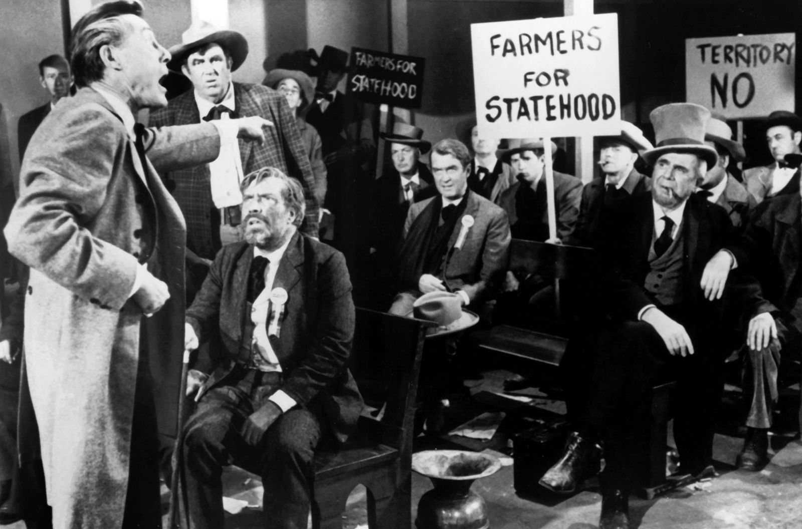 Im Kampf für Recht und Gesetz: Der Anwalt Ransom Stoddard (James Stewart, Mitte) startet eine Kampagne gegen die Landbesitzer, die den Outlaw Liberty Valance bezahlen.  (Bild: Paramount Pictures Corporation / All rights reserved)