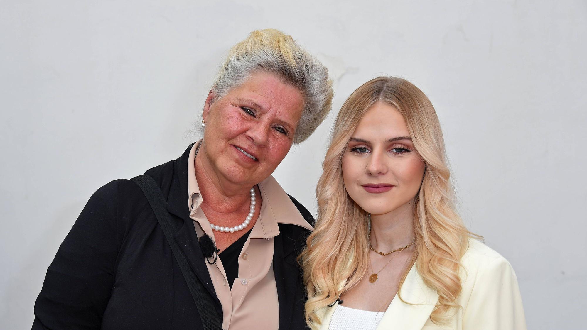 Silvia Wollny mit Tochter Estefania Wollny posieren.