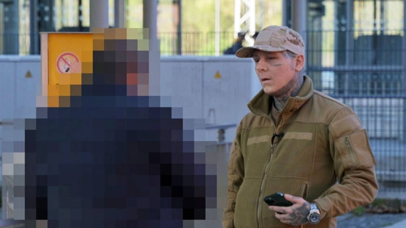 Auf offener Straße stellt Marvin Ojaghi einen mutmaßlichen Pädokriminellen und streamt ein Video davon bei TikTok. (Bild: Radio Bremen)