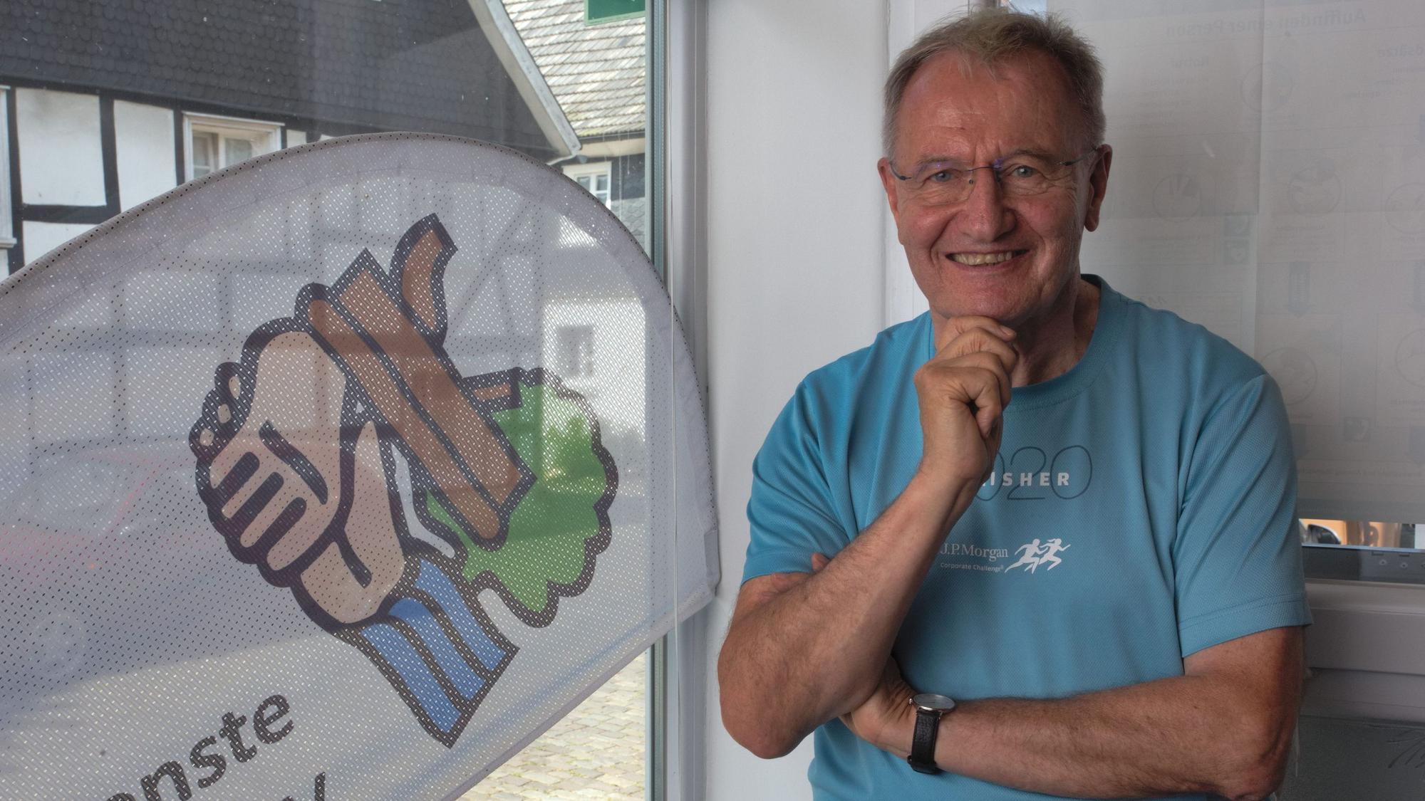 Ein Mann steht in einem Büro eines sozialen Vereins