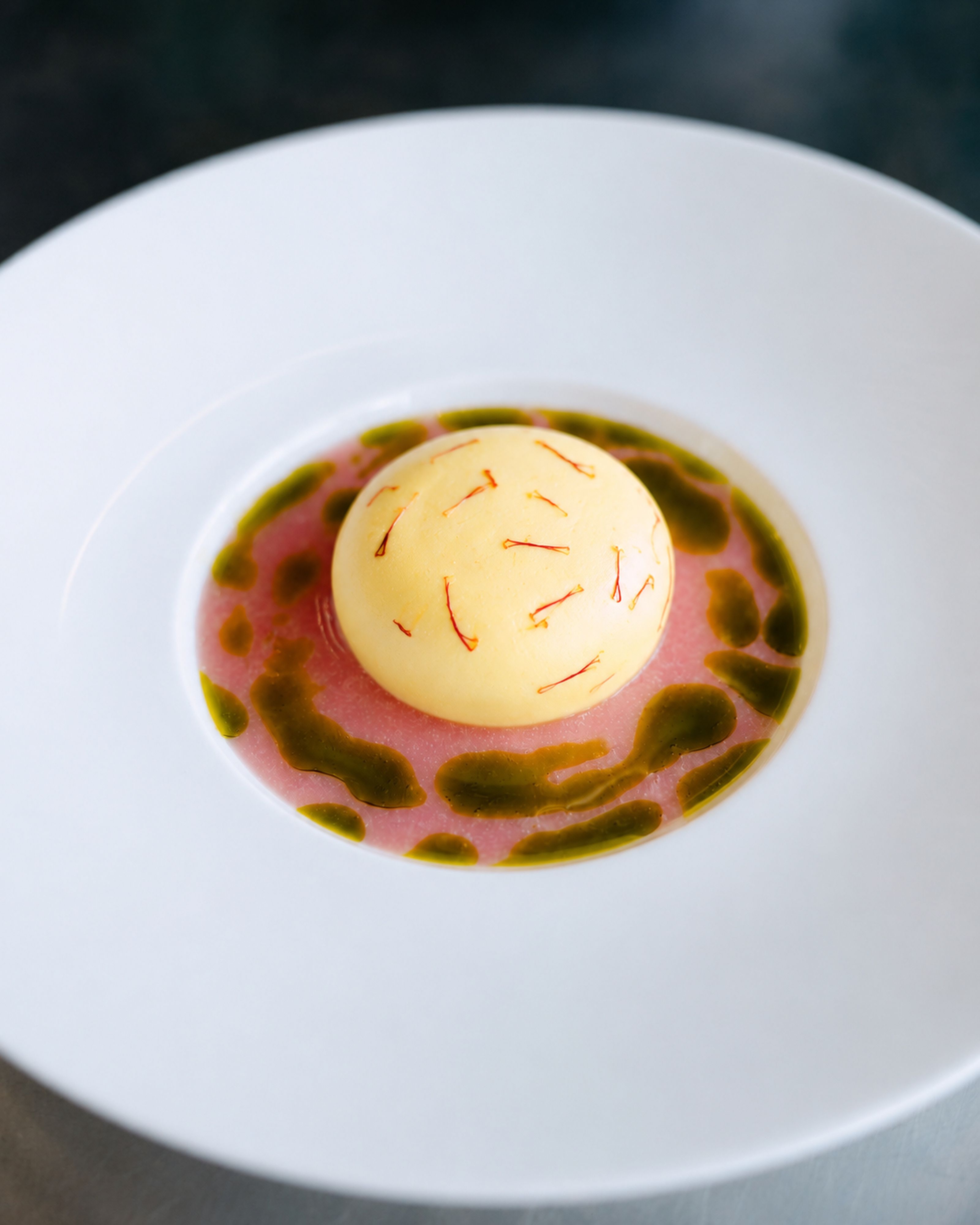 Safran-Panna-Cotta mit Weinbergpfirsichsauce und Minzöl