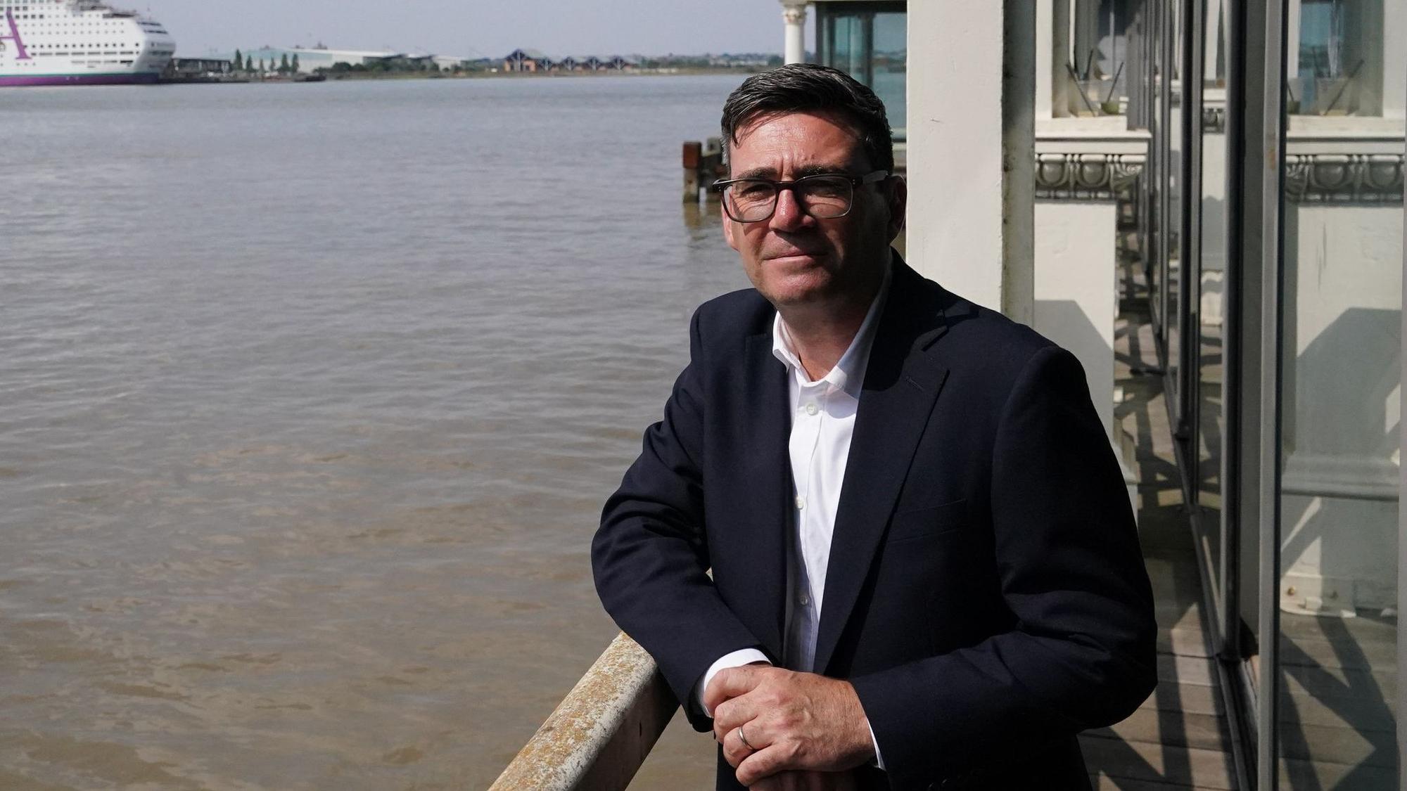 Burnham verspricht, wieder mehr politische Macht in die britischen Regionen zu geben.
