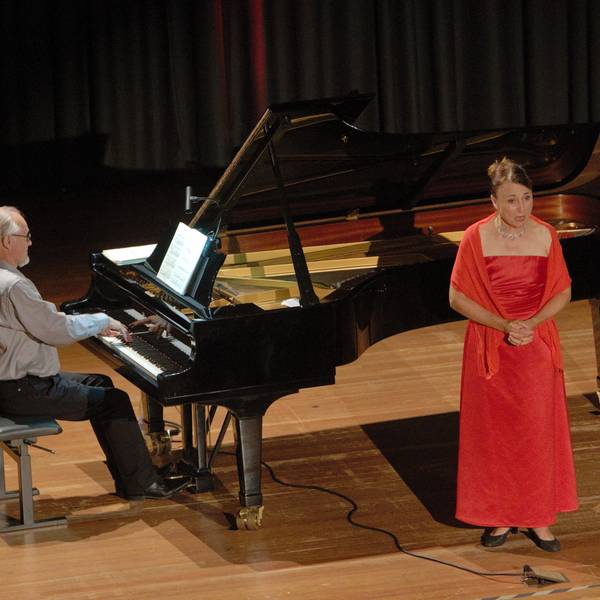Das Foto zeigt die Sängerin Marlene Mild und den Pianisten Falko Steinbach.