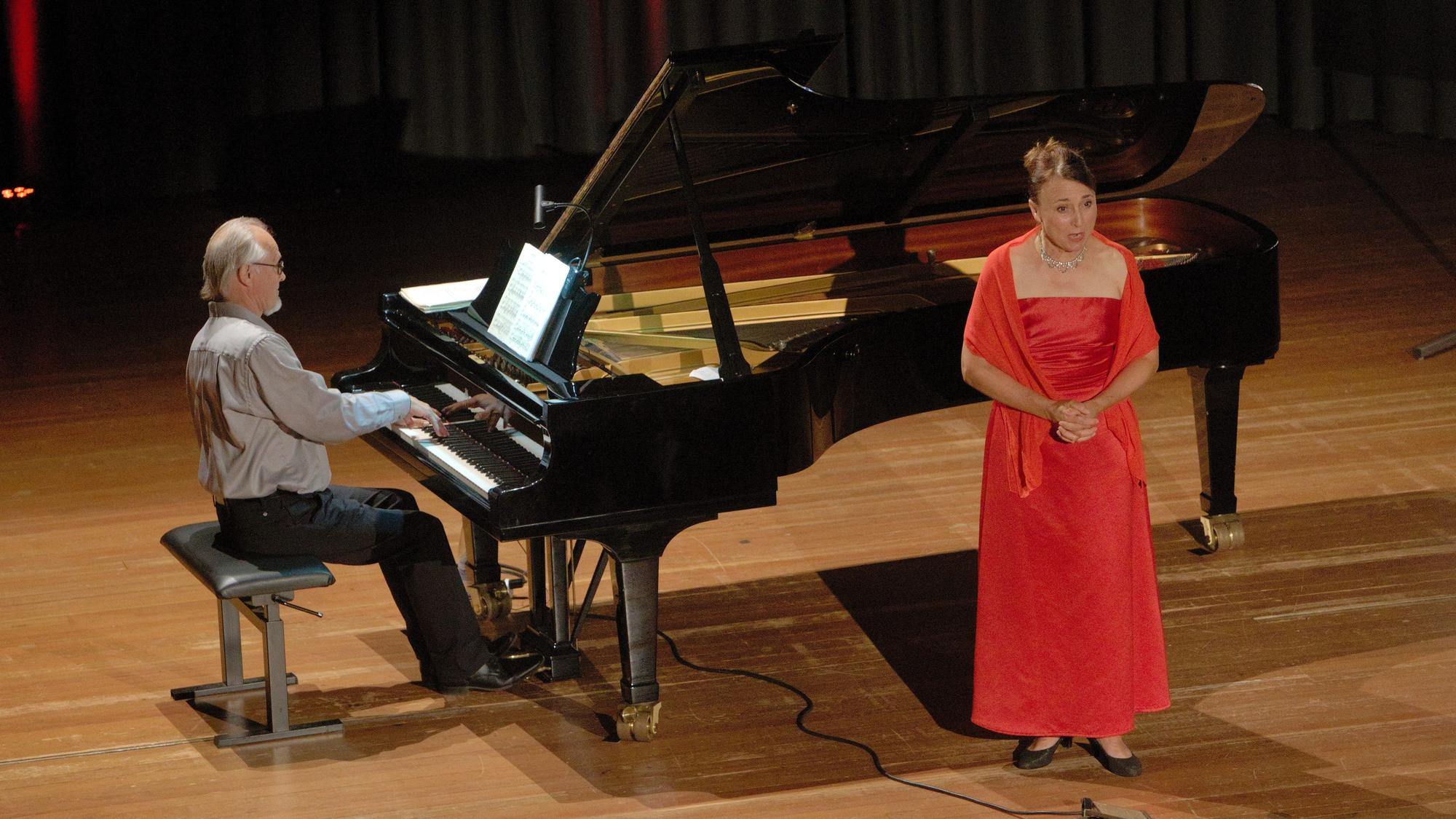 Das Foto zeigt die Sängerin Marlene Mild und den Pianisten Falko Steinbach.
