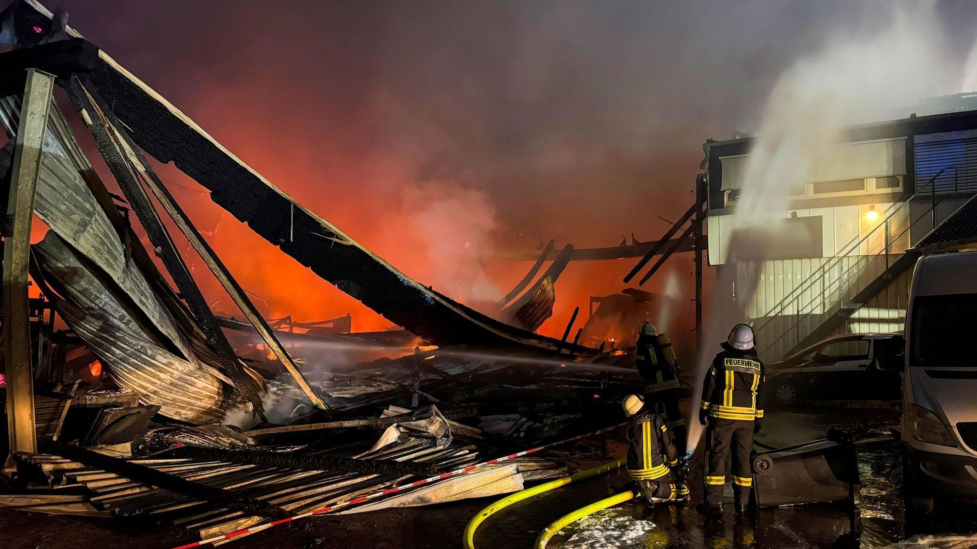 Feuerwehrkräfte sind mit Löscharbeiten beschäftigt.