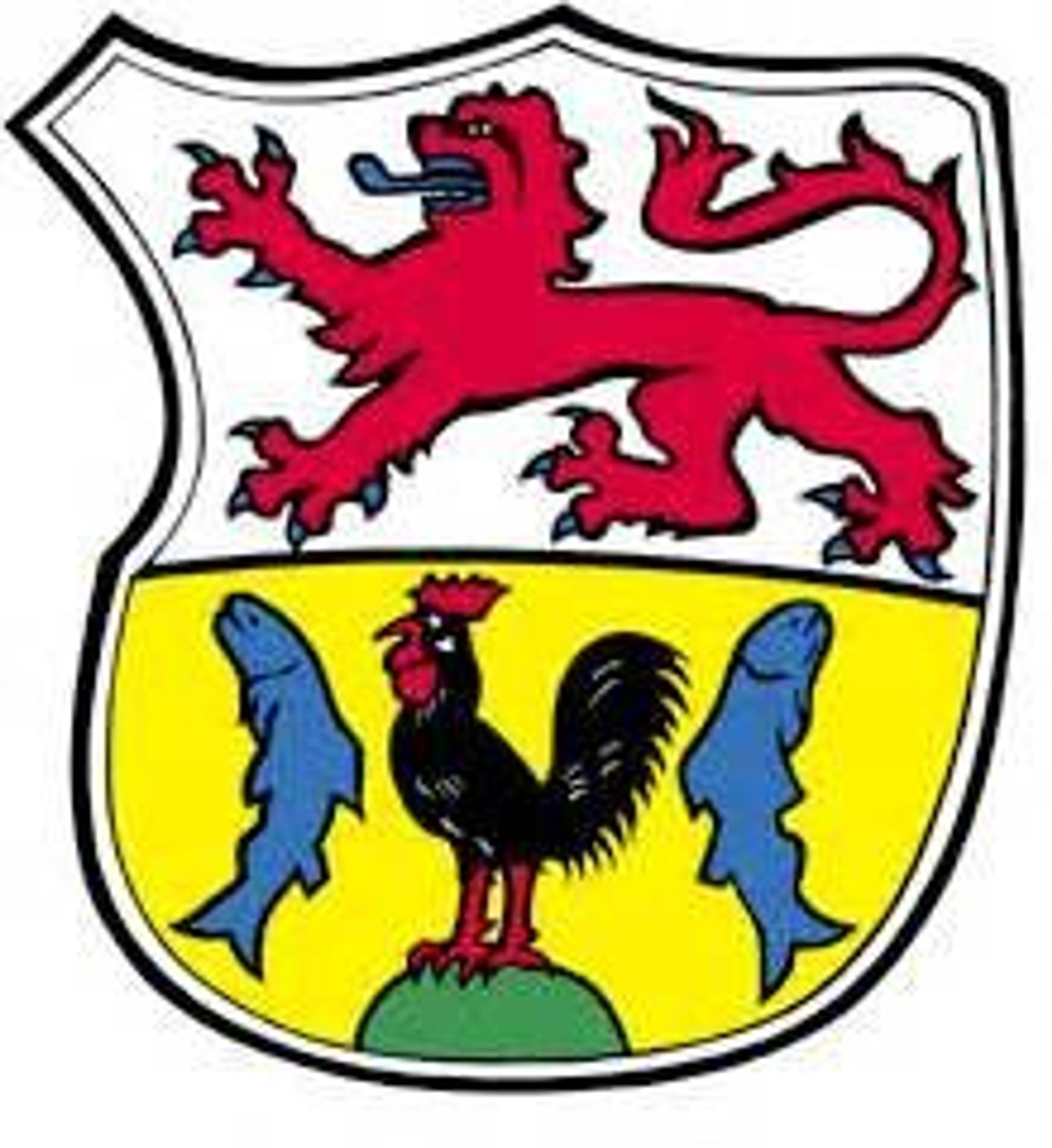 Das Wappen der Gemeinde Much zeigt oben einen Bergischen Löwen und unten einen Hahn, der von Fischen flankiert ist.