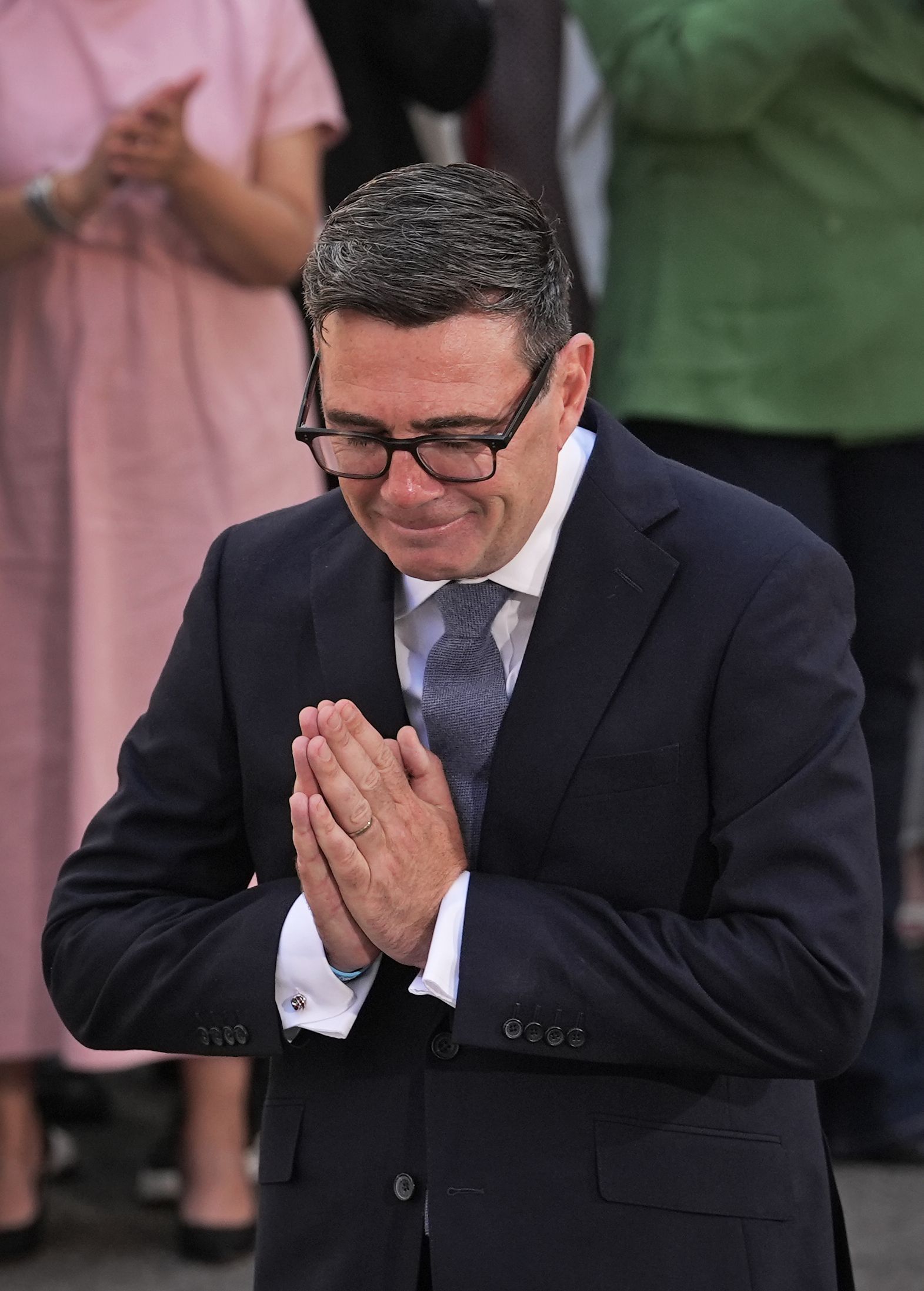 Der neue britische Premierminister Andy Burnham kurz vor seiner Rede vor der Downing Street Nr. 10, nachdem er König Charles III. getroffen und dessen Einladung angenommen hat, das Amt des Premierministers zu übernehmen und eine neue Regierung zu bilden.