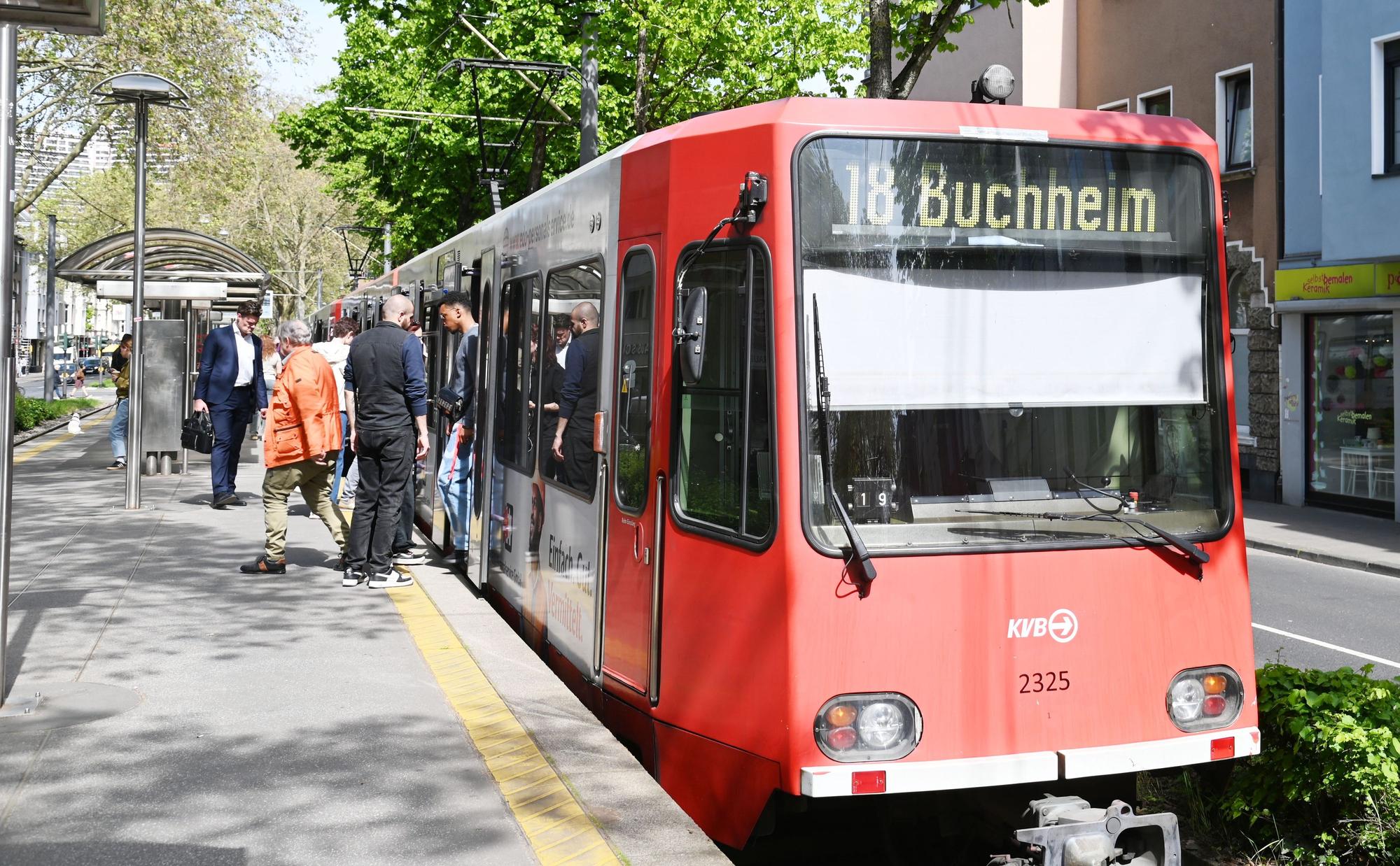 27.04.2026 Köln. Charakteristische Aufnahmen von Stadtbahnen der Kölner Verkehrsbetriebe (KVB) auf ihren jeweiligen Strecken. Die Linie 18 in Höhe Sülzburgstraße. Foto: Alexander Schwaiger