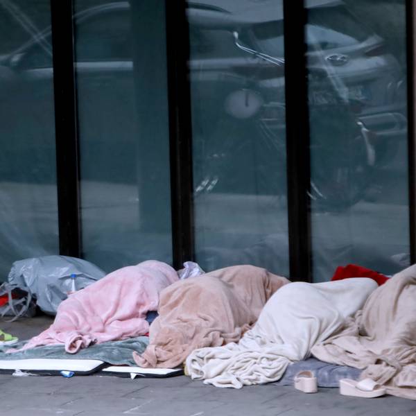 Vor einem ehemaligen Restaurant gegenüber vom Zeughaus haben Obdachlose Schlaflager errichtet.