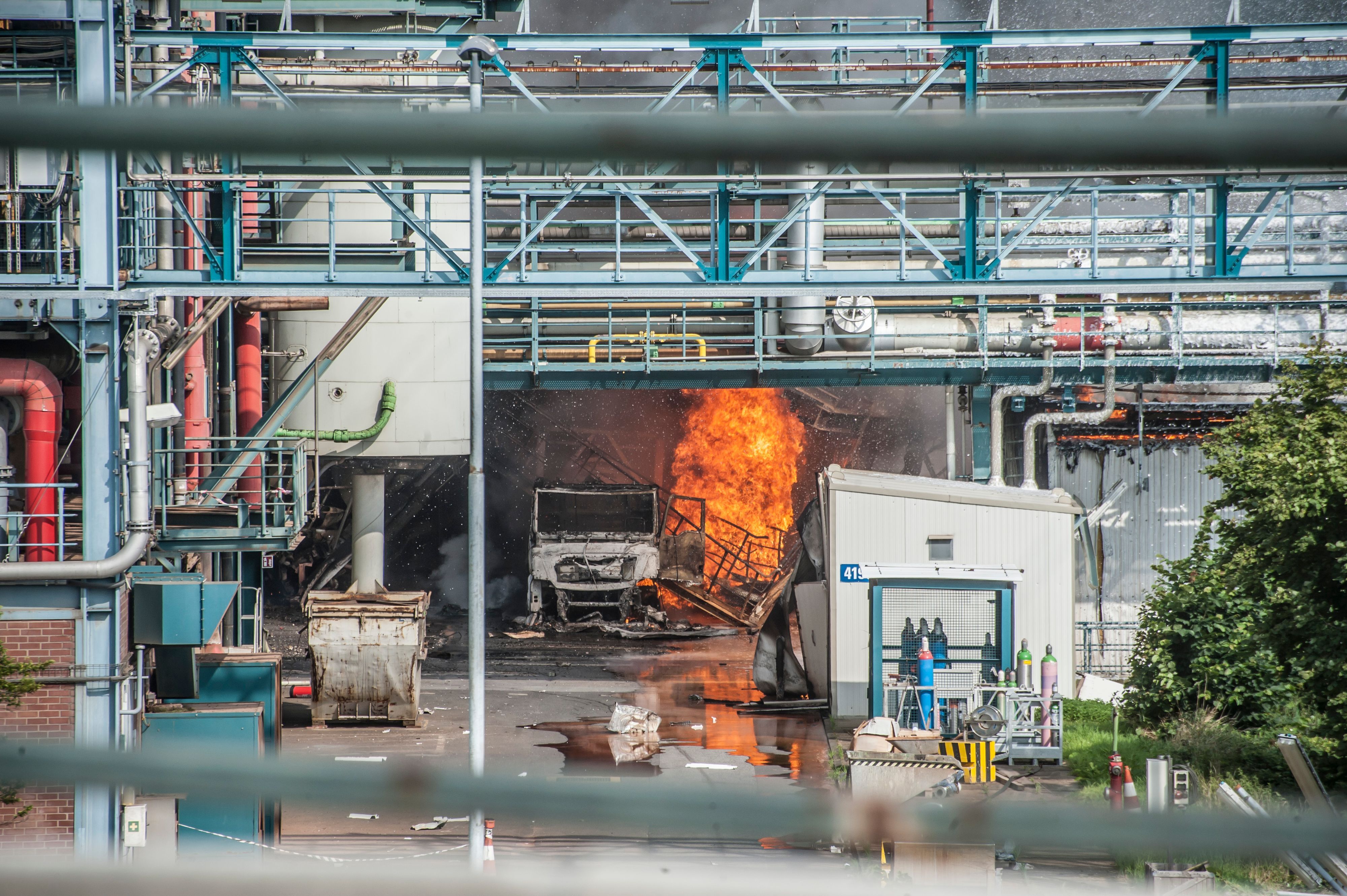 Ein feuer an einem Lastwagen nach der Explosion im Tanklager der Sondermüllverbrennungsanlage im Entsorgungszentrum Bürrig des Chempark.  Foto: Ralf Krieger