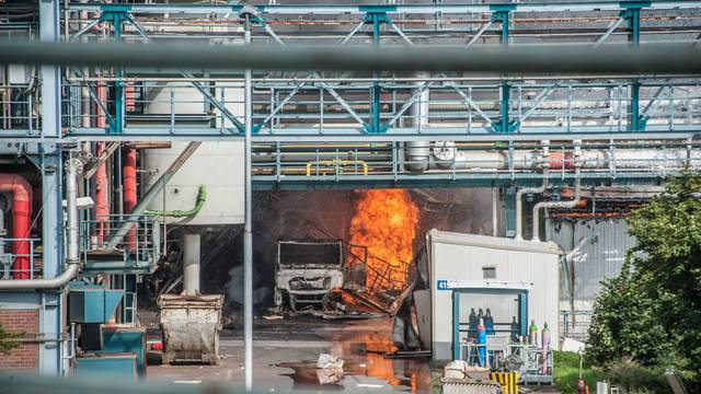 Ein Feuer an einem Lastwagen nach der Explosion im Tanklager der Sondermüllverbrennungsanlage im Entsorgungszentrum Bürrig des Chempark.