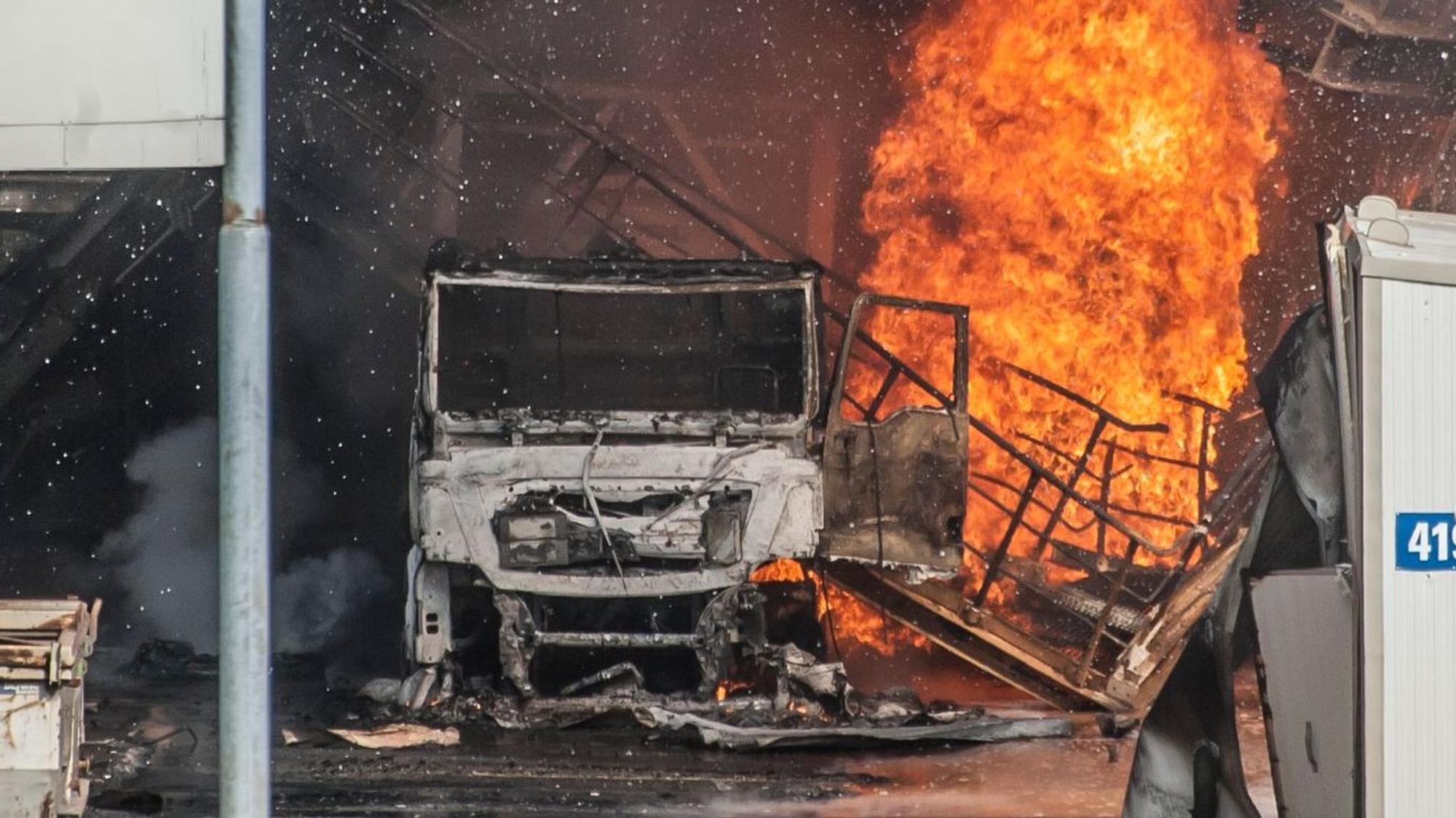 Ein Feuer an einem Lastwagen nach der Explosion im Tanklager der Sondermüllverbrennungsanlage im Entsorgungszentrum Bürrig des Chempark.