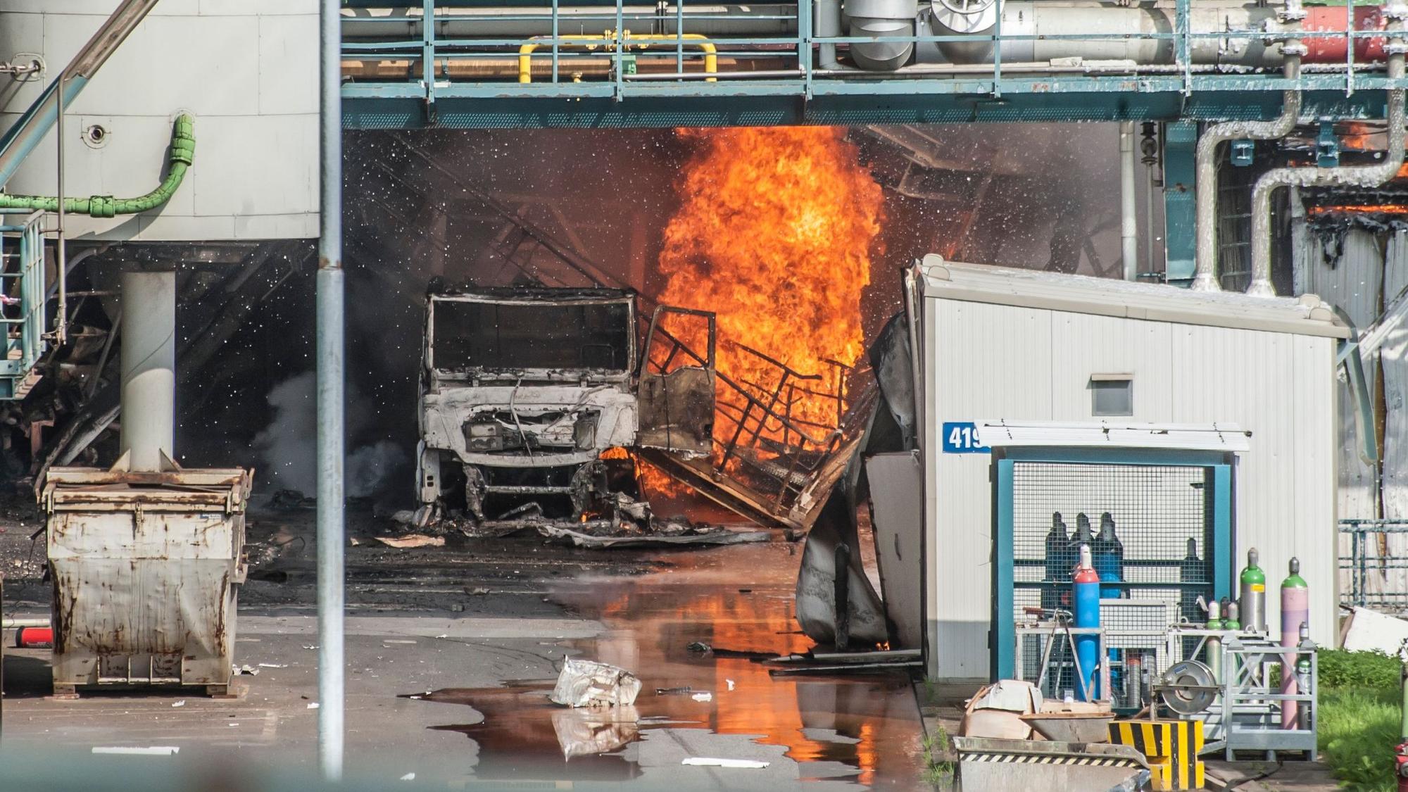 Ein feuer an einem Lastwagen nach der Explosion im Tanklager der Sondermüllverbrennungsanlage im Entsorgungszentrum Bürrig des Chempark. Foto: Ralf Krieger