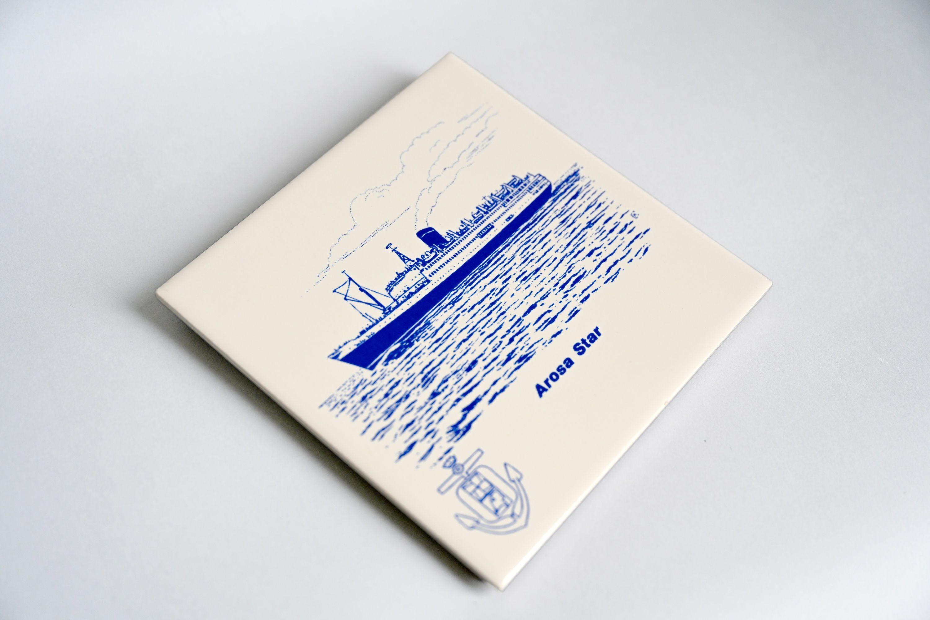 Eine Kachel zeigt ein Schiff und die Aufschrift „Arosa Star“.