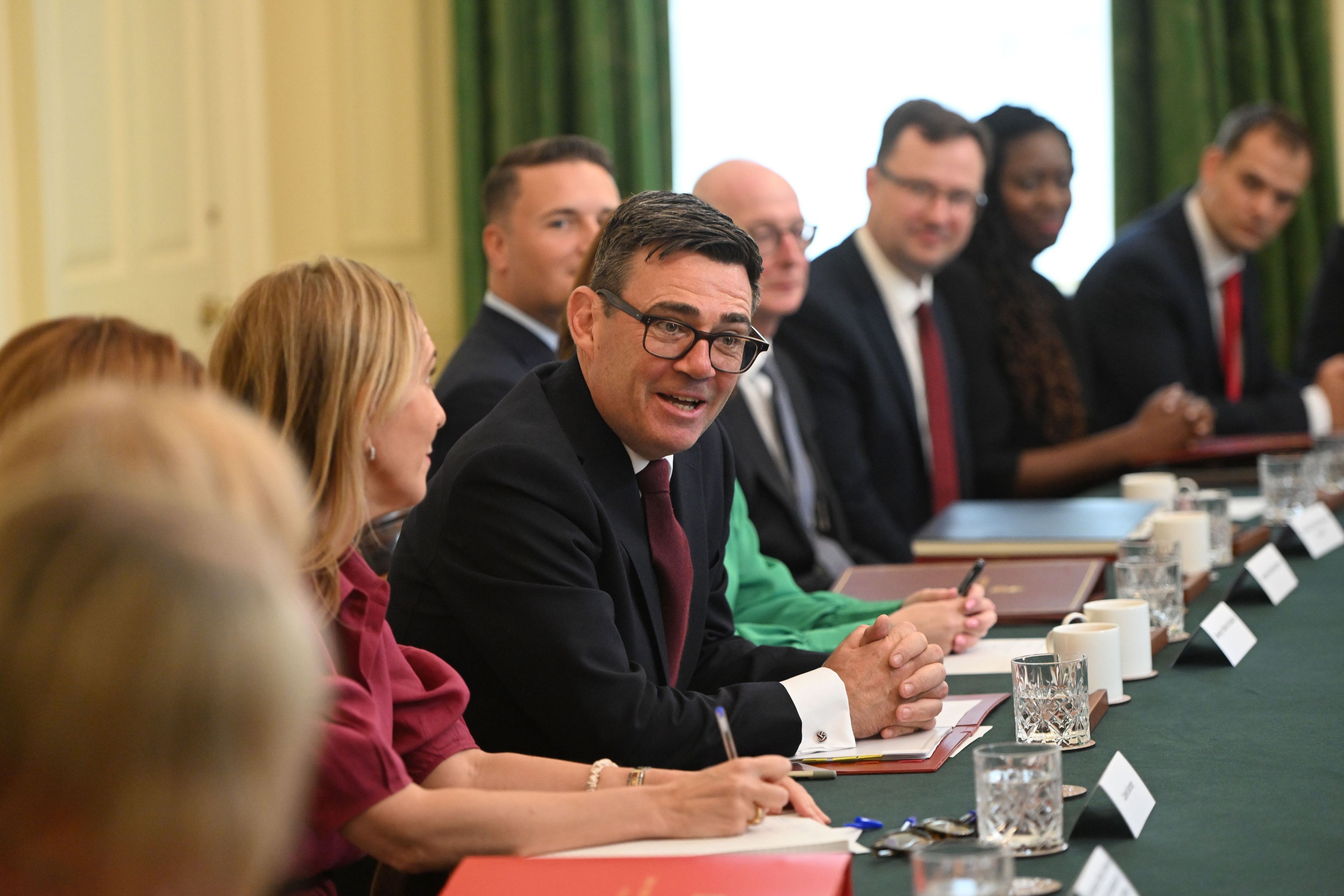 Der britische Premierminister Andy Burnham (M) leitet seine erste Kabinettssitzung in der Downing Street 10.
