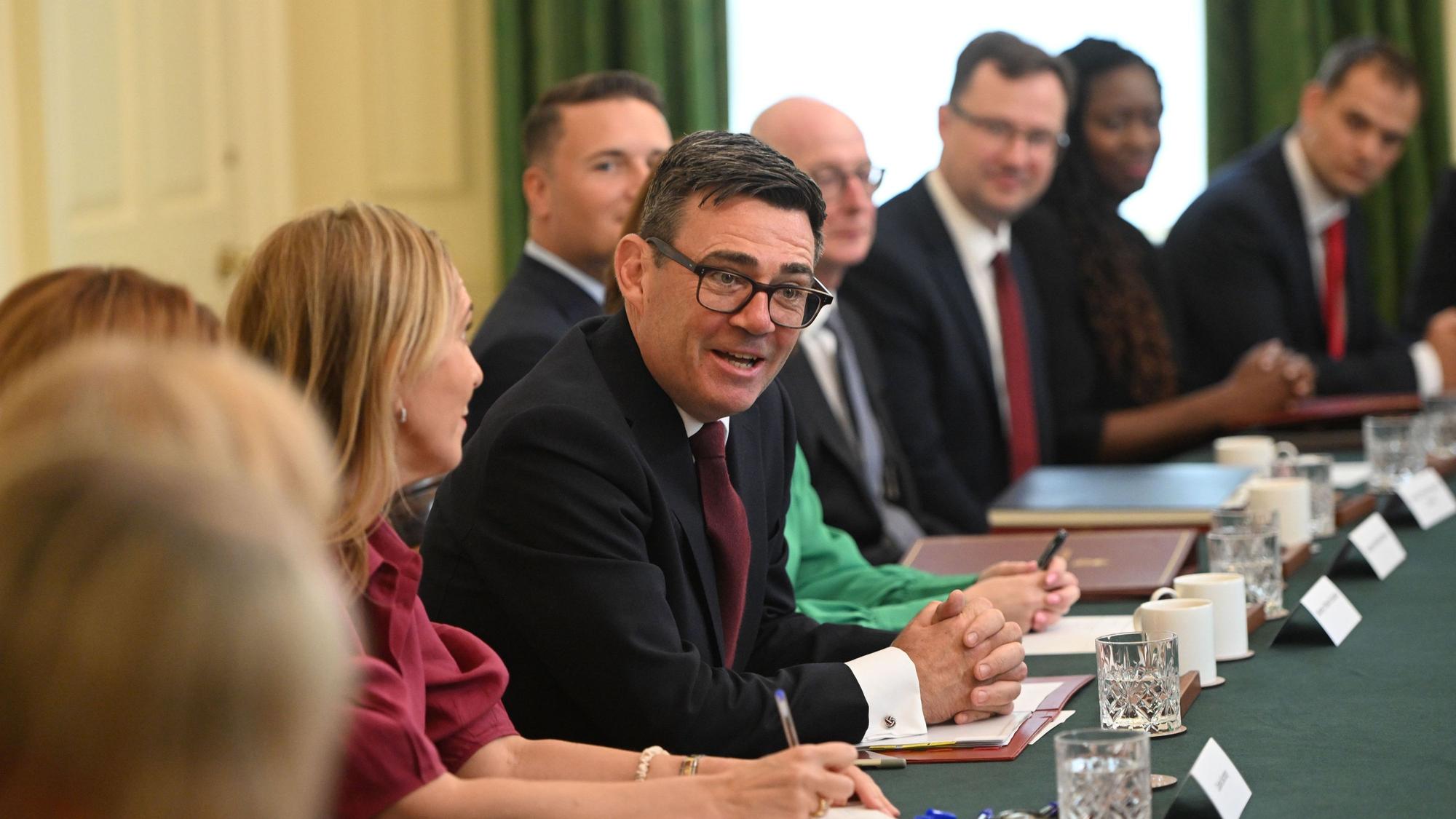 Der britische Premierminister Andy Burnham (M) leitet seine erste Kabinettssitzung in der Downing Street 10.