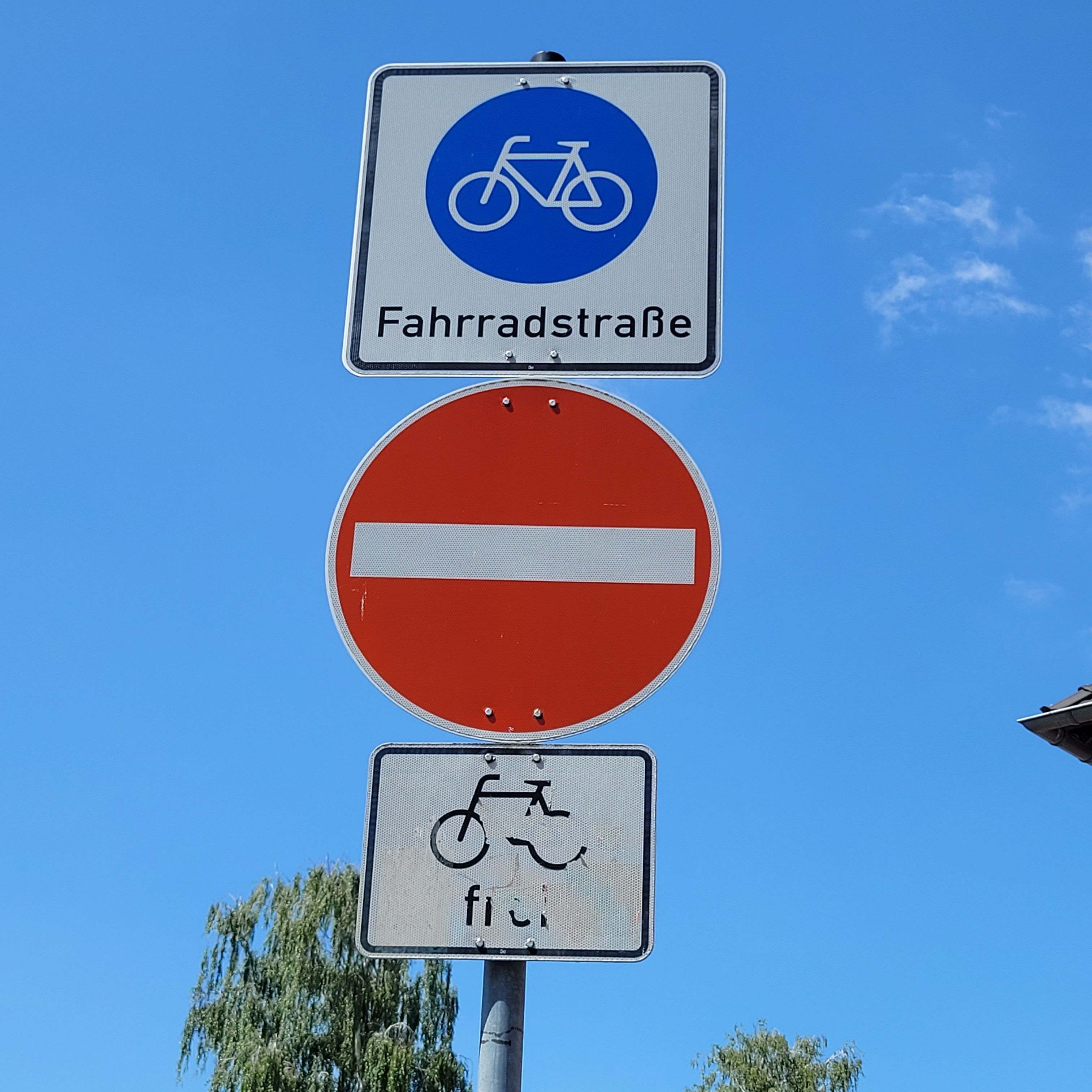 Ein Schild mit der Aufschrift Fahrradstraße und einem symbolischen weitßen Fahrrad auf blauem Hintergrund.