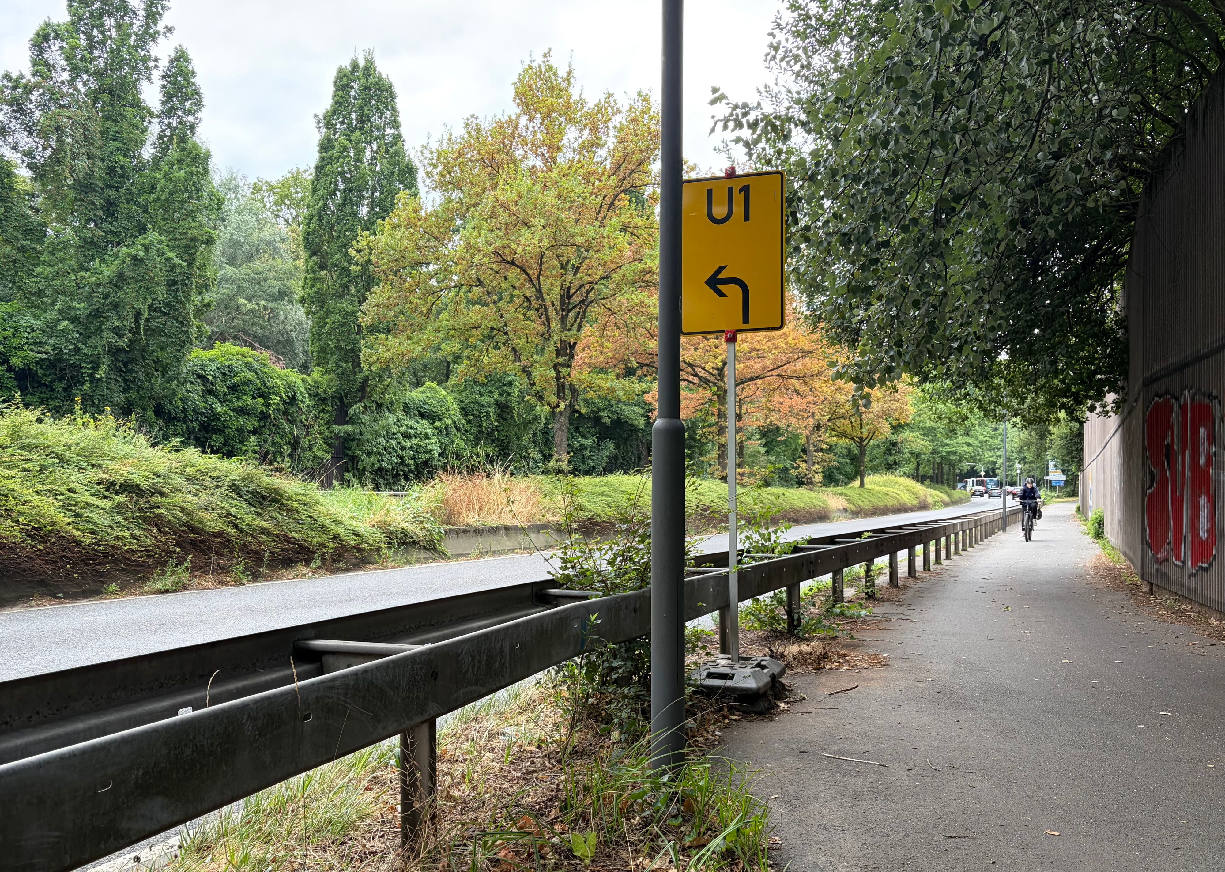 Wenige Meter weiter in Fahrtrichtung Wiesdorf gibt es an der Herbert-Wehner-Straße bereits Leitplanken
