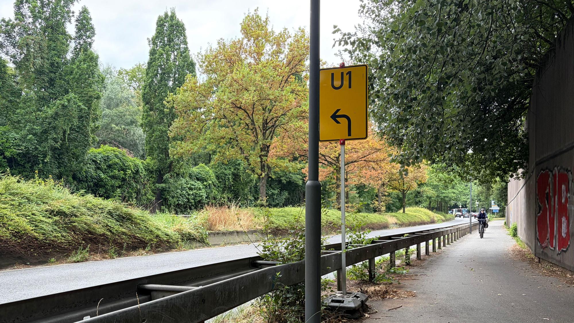 Wenige Meter weiter in Fahrtrichtung Wiesdorf gibt es an der Herbert-Wehner-Straße bereits Leitplanken