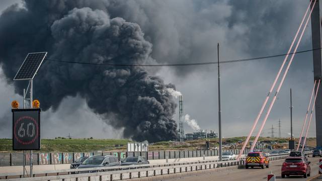 Explosion im Tanklager der Sondermüllverbrennungsanlage im Entsorgungszentrum Bürrig des Chempark Bild: Ralf Krieger