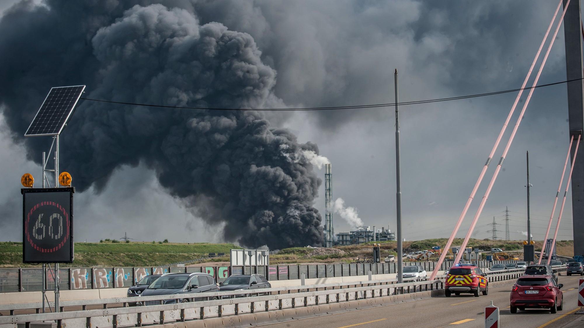 Explosion im Tanklager der Sondermüllverbrennungsanlage im Entsorgungszentrum Bürrig des Chempark Bild: Ralf Krieger