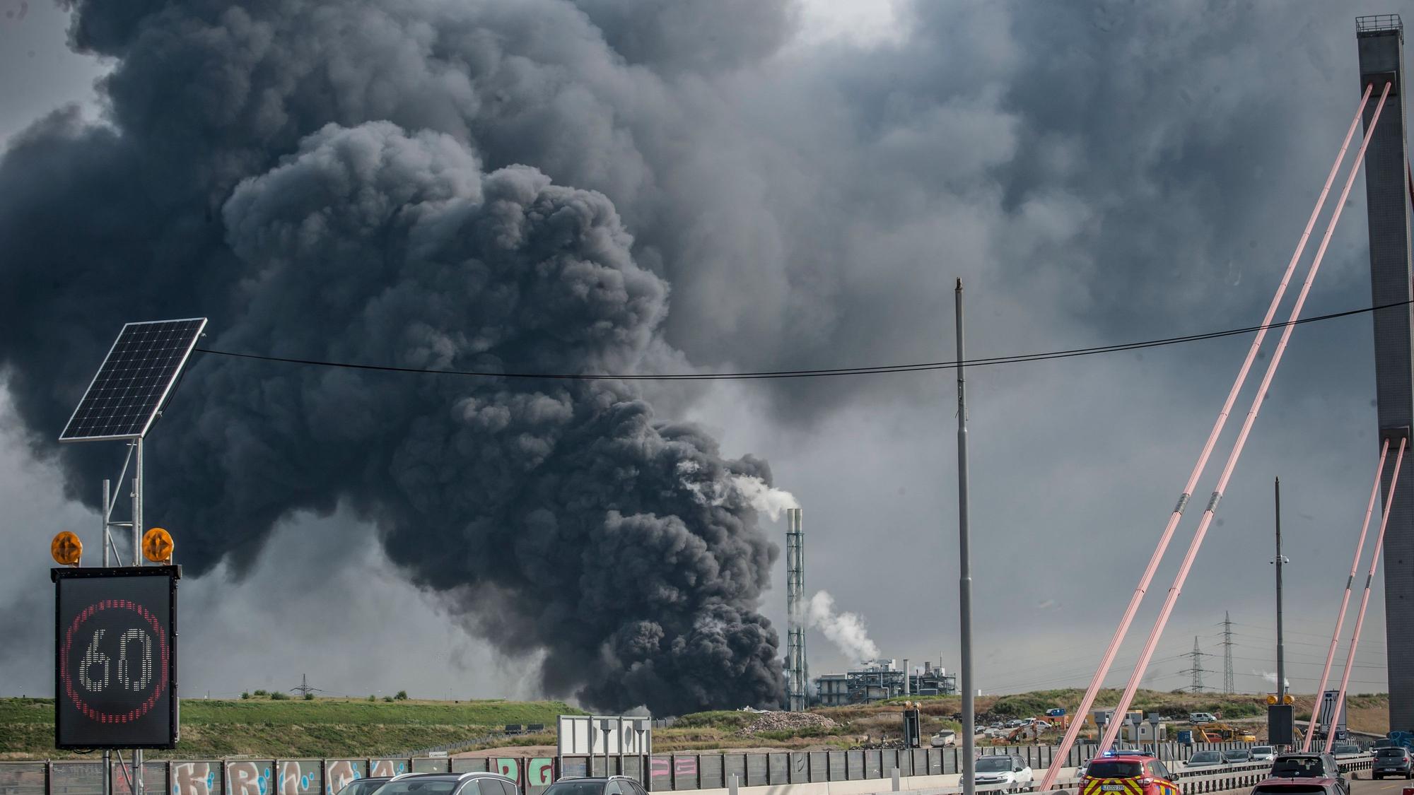 Explosion im Tanklager der Sondermüllverbrennungsanlage im Entsorgungszentrum Bürrig des Chempark Bild: Ralf Krieger